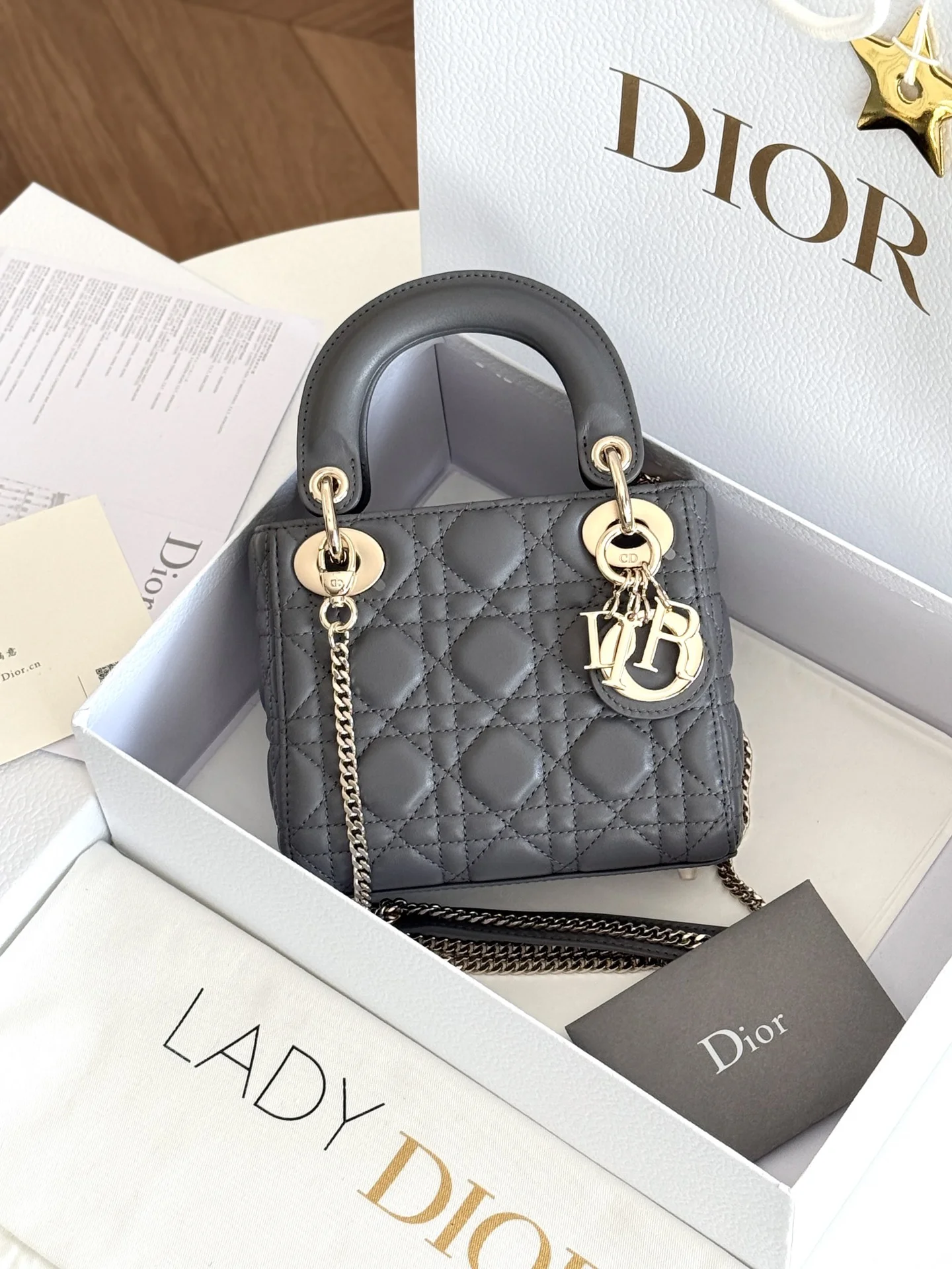 Сумка Lady Dior тёмно-серого цвета с золотой фурнитурой