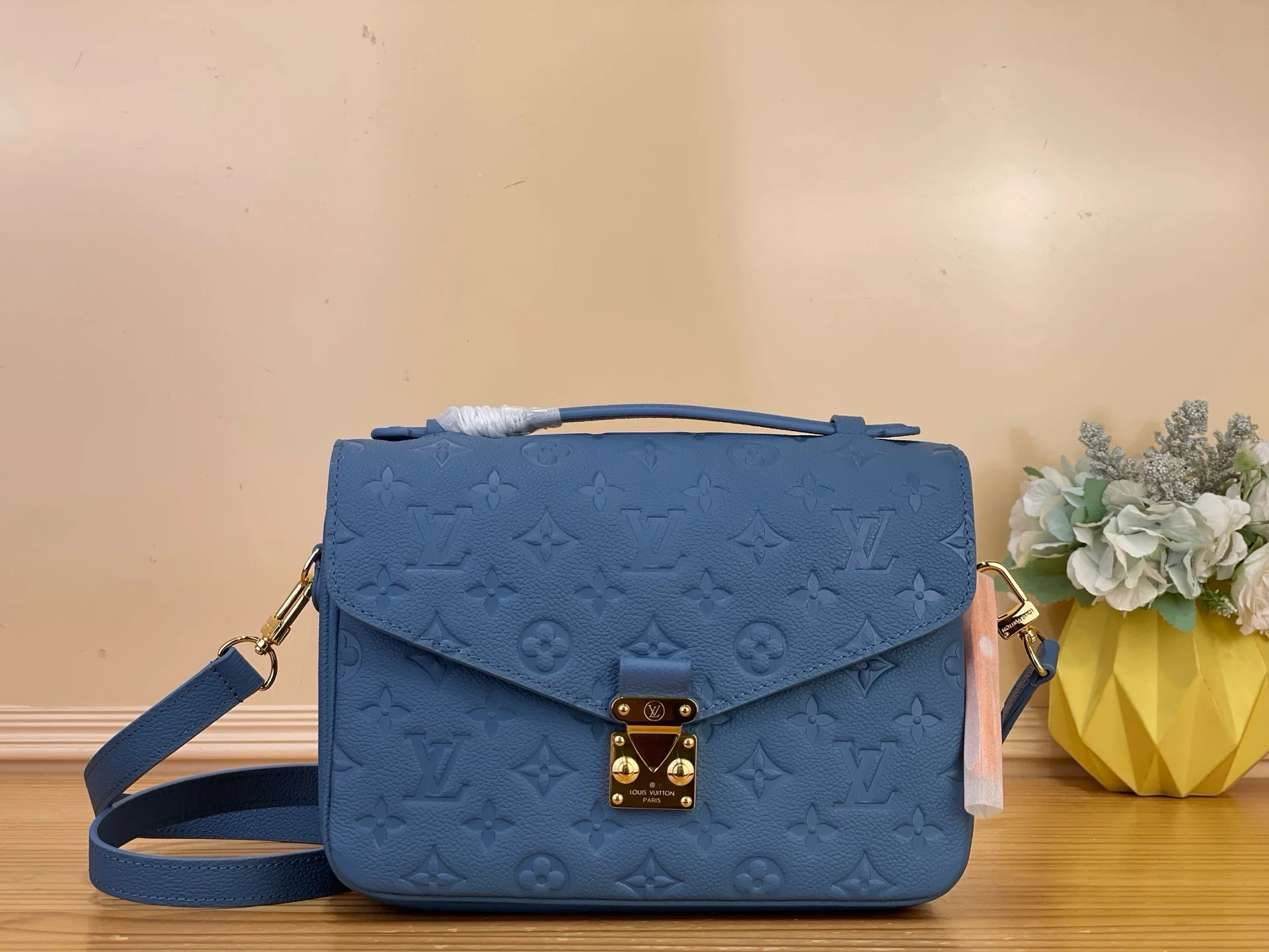Сумка Louis Vuitton Pochette Metis, синий цвет, тисненая кожа