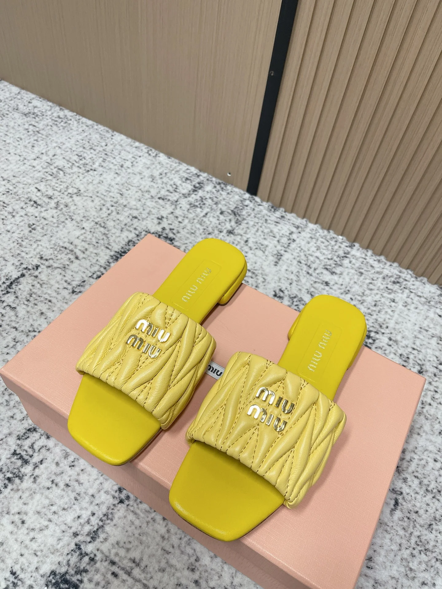 Босоножки женские Miu Miu, желтый цвет, стеганая кожа - изображение 1