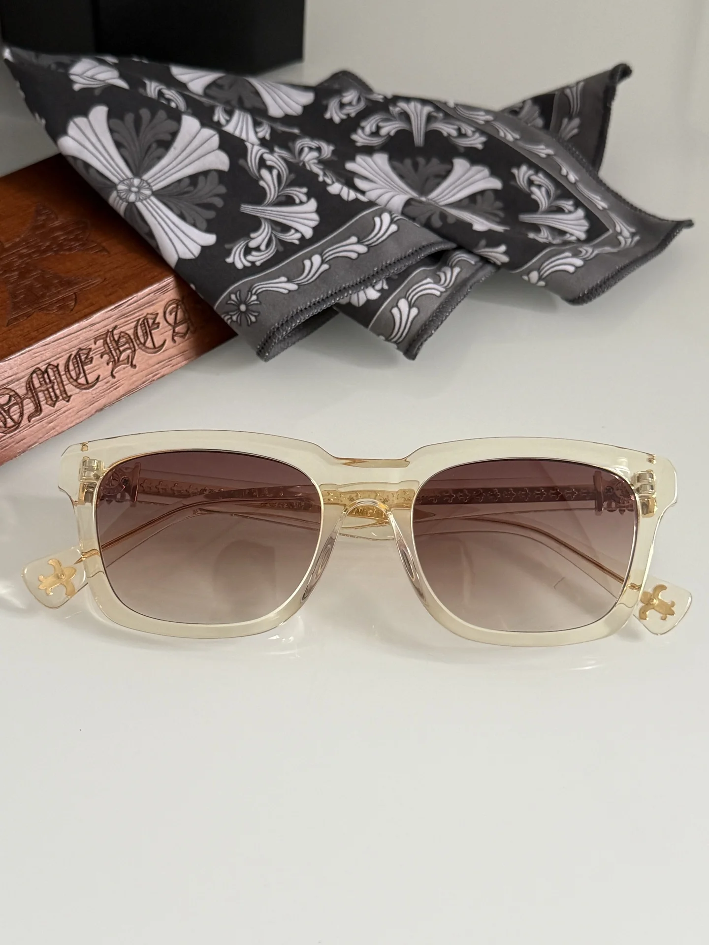 Солнцезащитные очки Chrome Hearts светлые - изображение 1