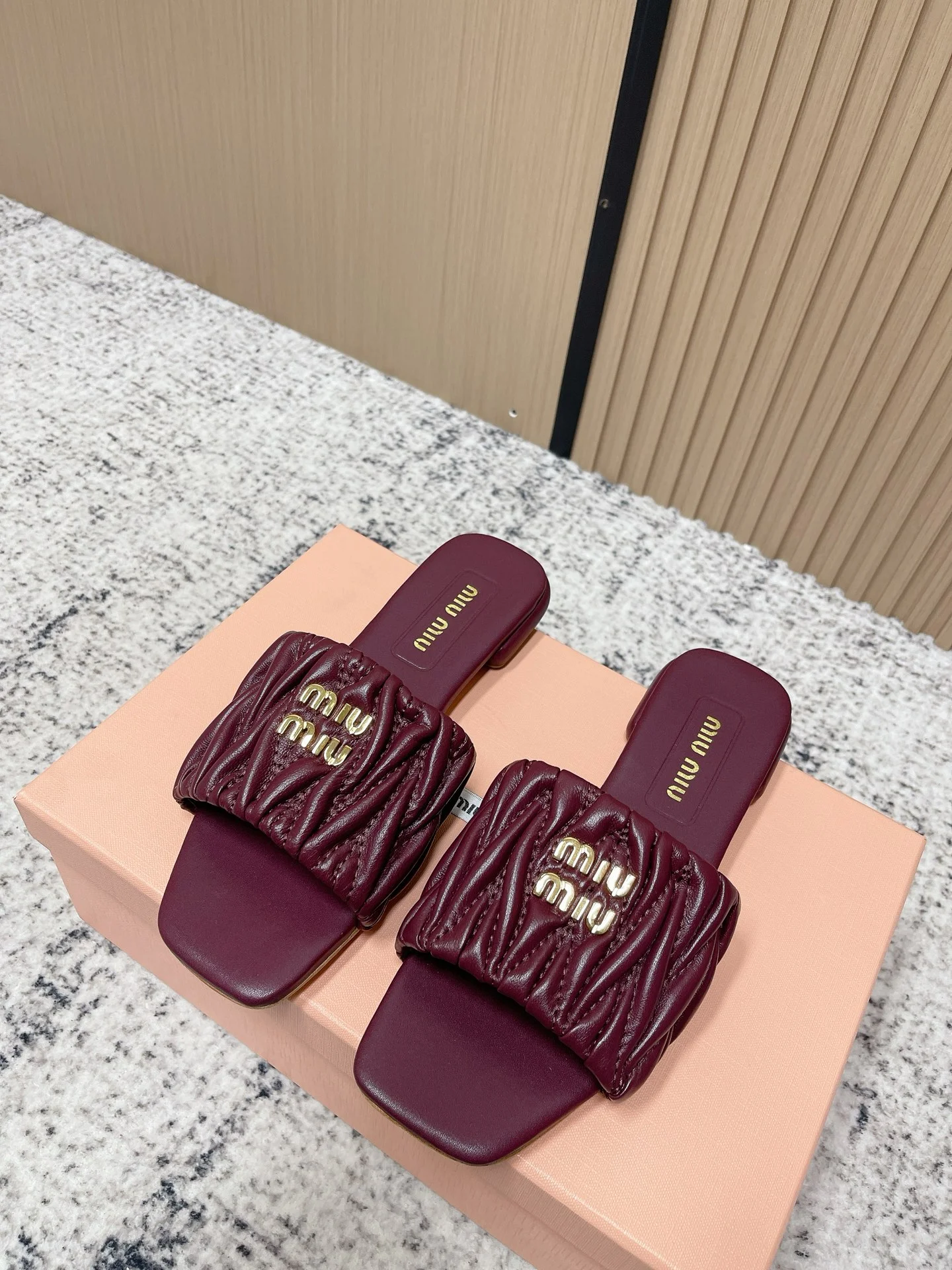 Босоножки женские Miu Miu бордовые - изображение 1