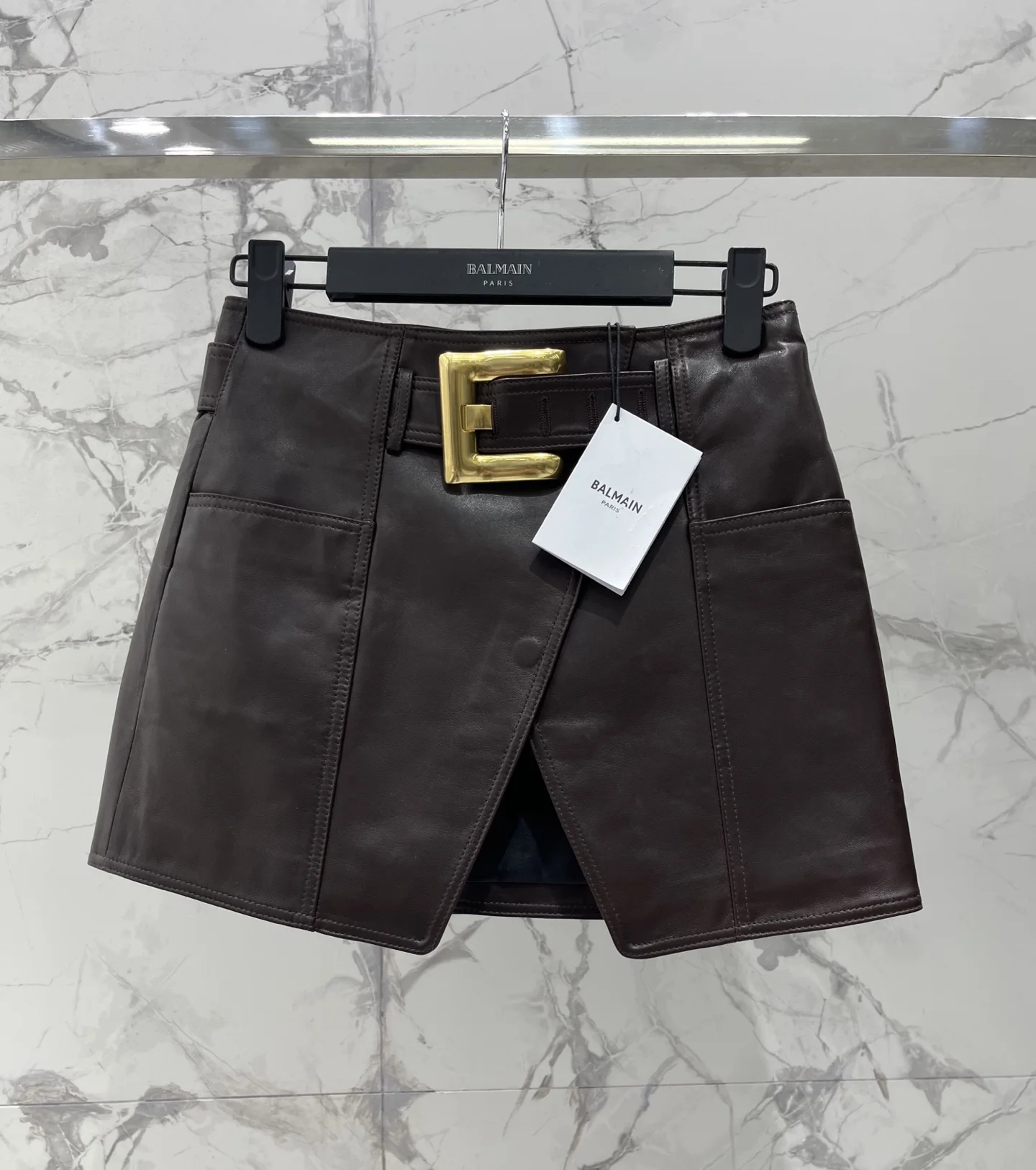 Женская юбка Balmain из кожи с разрезом и золотой пряжкой
