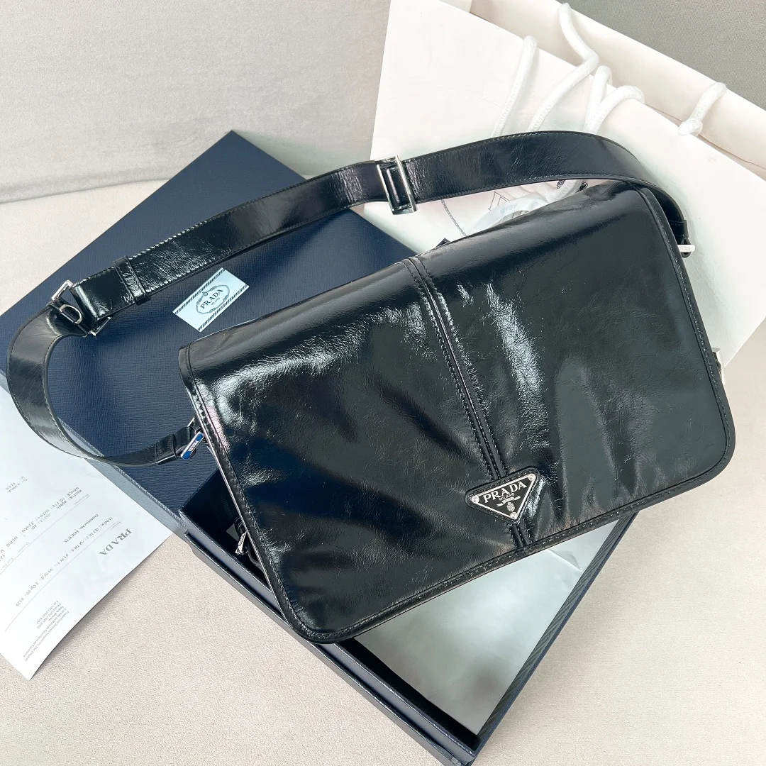 Мужская сумка через плечо из восковой кожи Prada чёрная