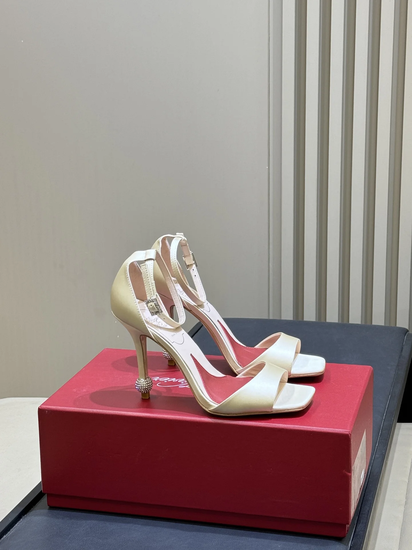 Женские туфли на высоком каблуке Roger Vivier - изображение 1