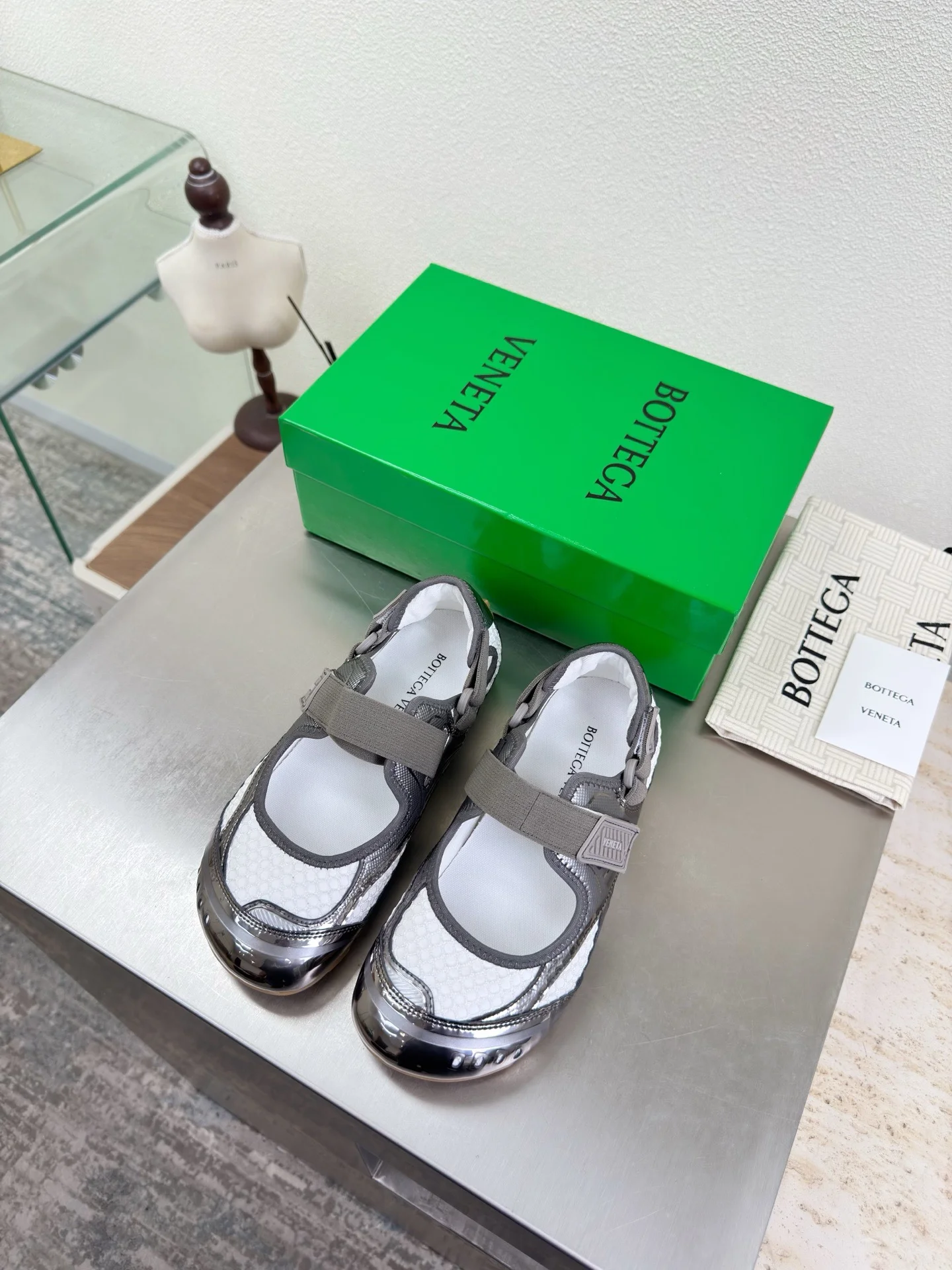 Женские кроссовки Bottega Veneta Orbit белые с ремешком
