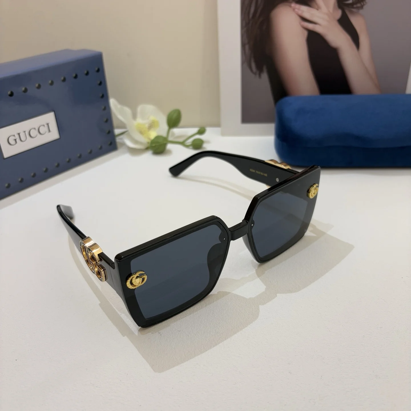 Квадратные солнцезащитные очки Gucci с золотистыми логотипами