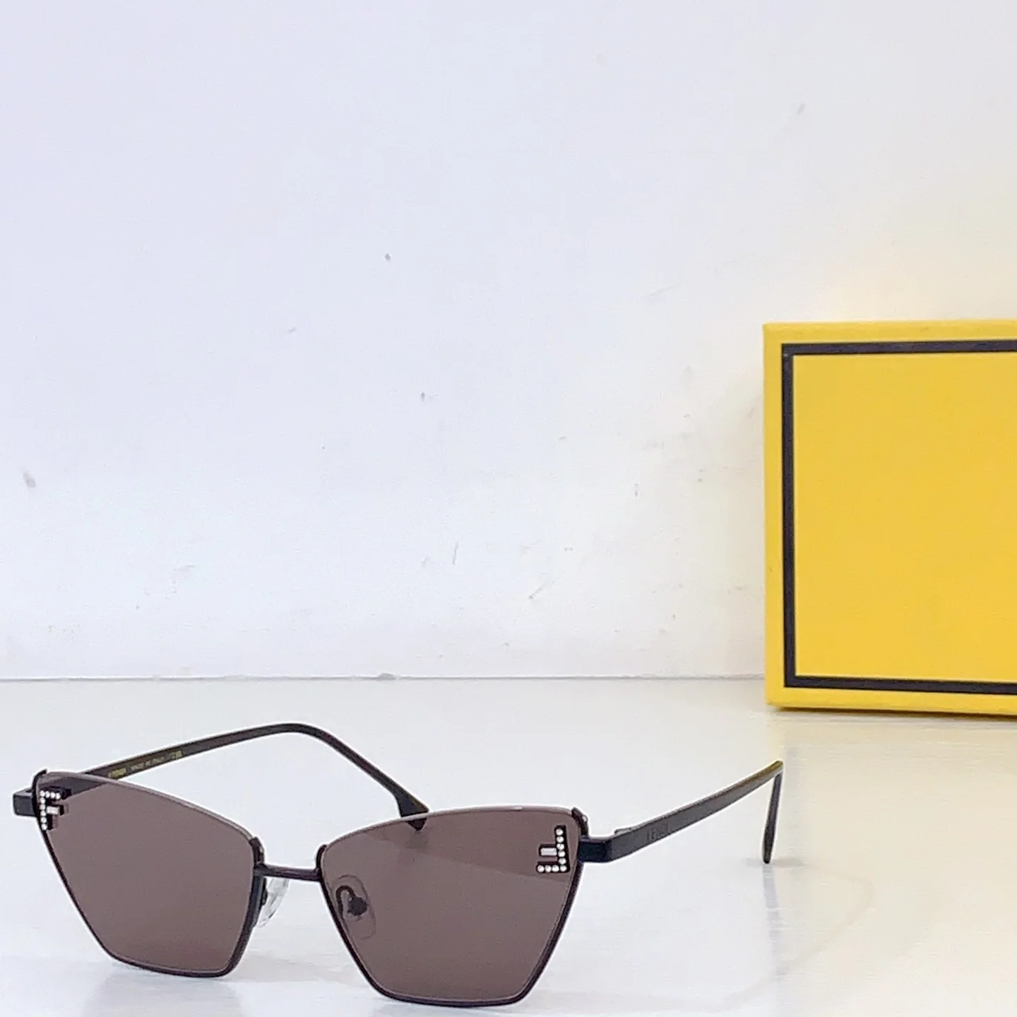 Солнцезащитные очки Fendi FE 4104 - изображение 1