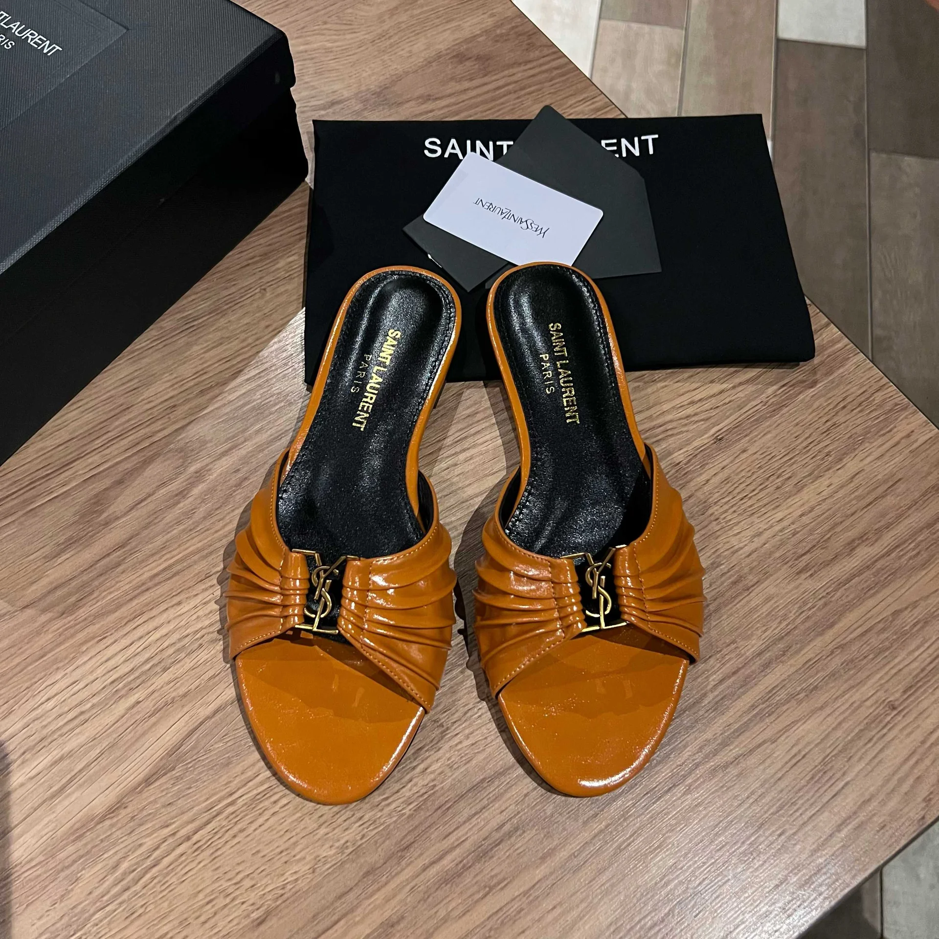 Женские сабо Saint Laurent (YSL), лаковая кожа, каблук 6 см