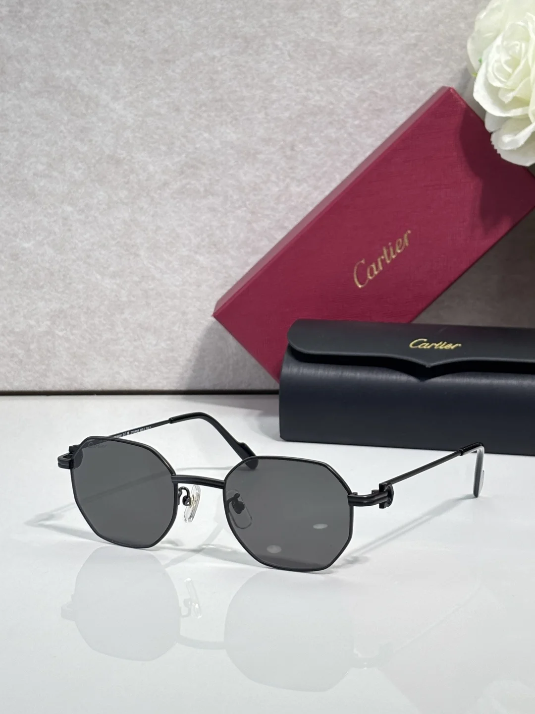 Солнцезащитные очки в темной оправе Cartier - изображение 1