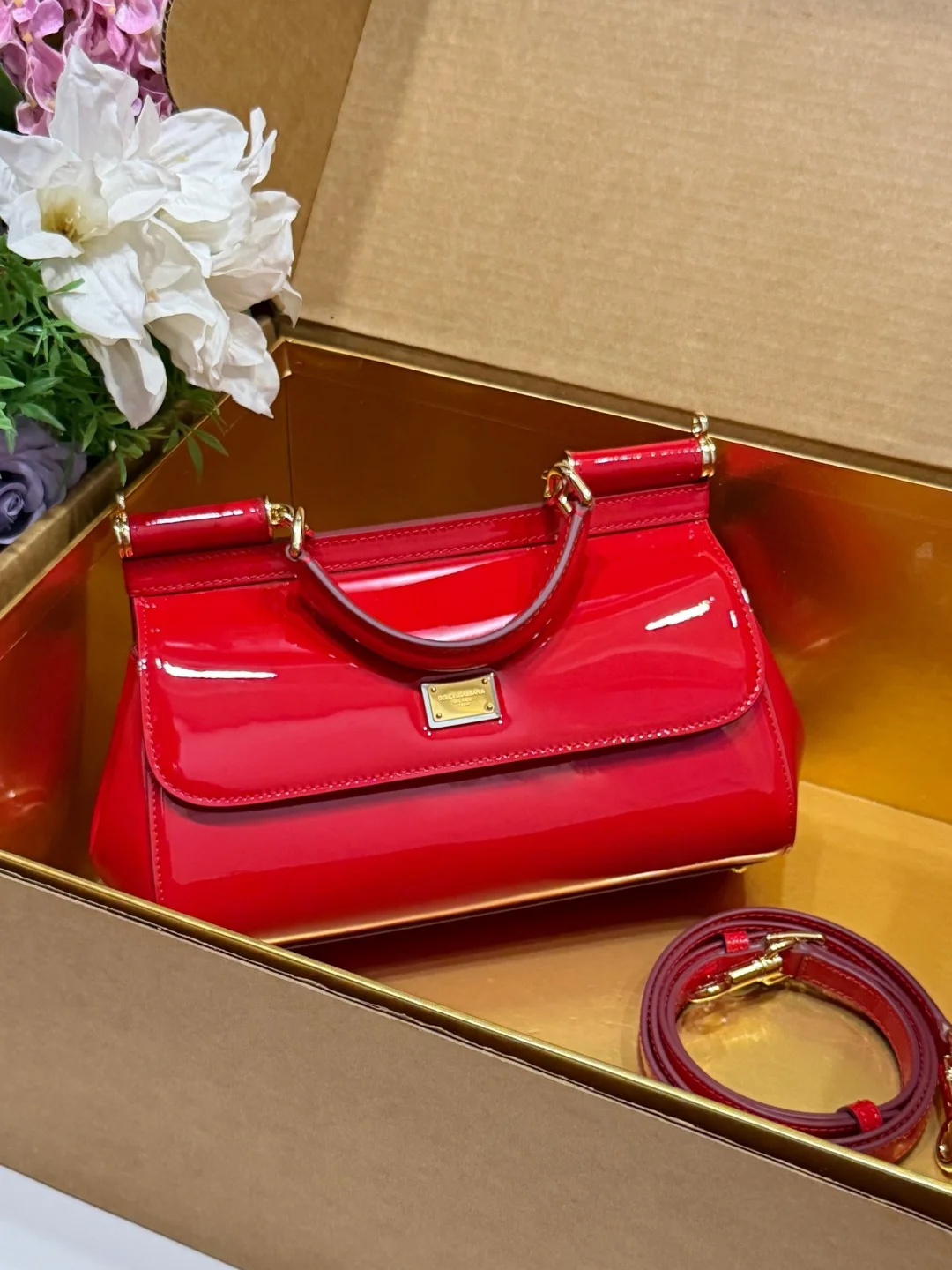 Сумка Dolce & Gabbana из лаковой кожи - изображение 1