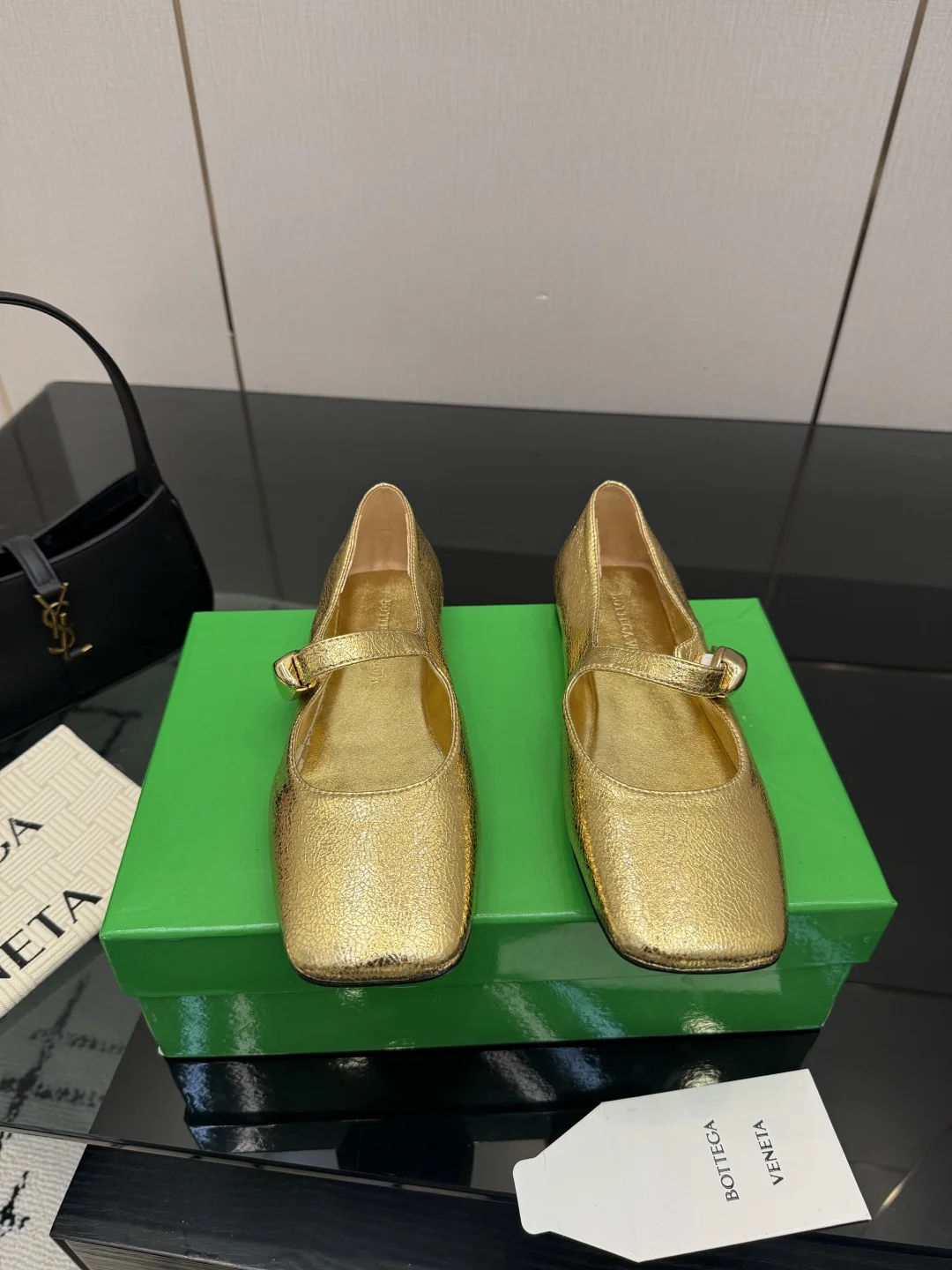Лоферы Bottega Veneta золотые - изображение 1