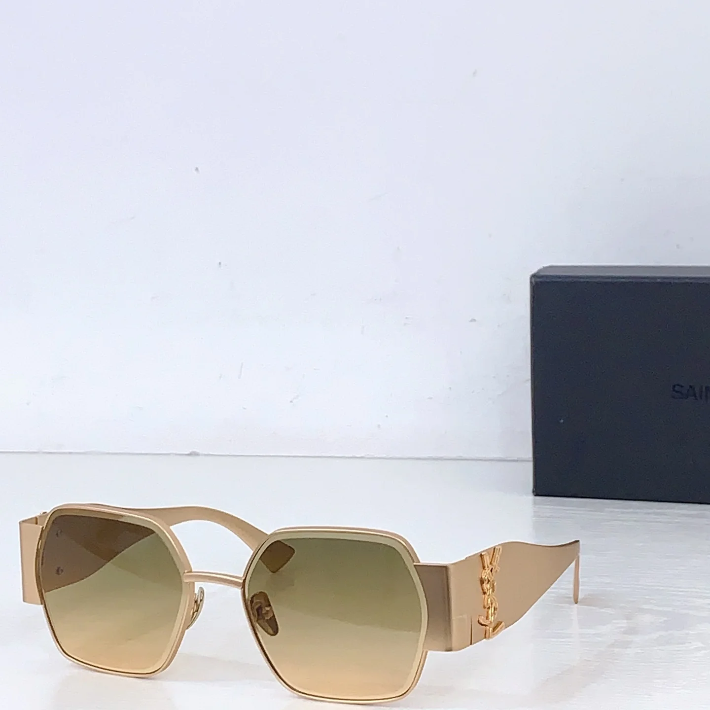 Солнцезащитные очки Saint Laurent SL M1721L - изображение 1