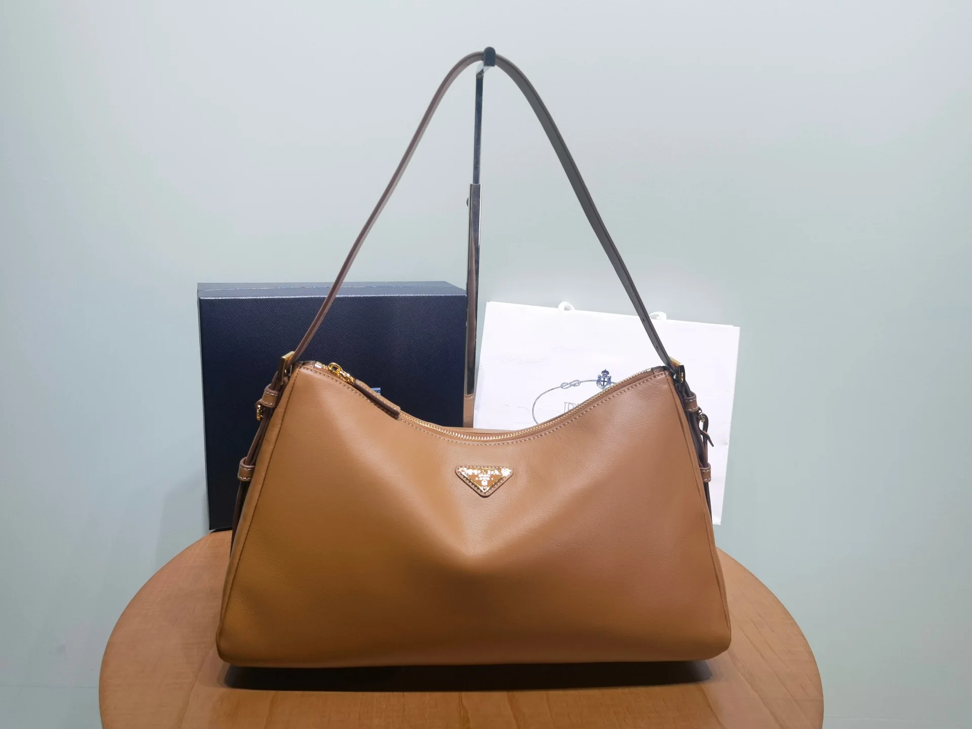 Сумка Prada Aimée большое, зернистая кожа - изображение 1