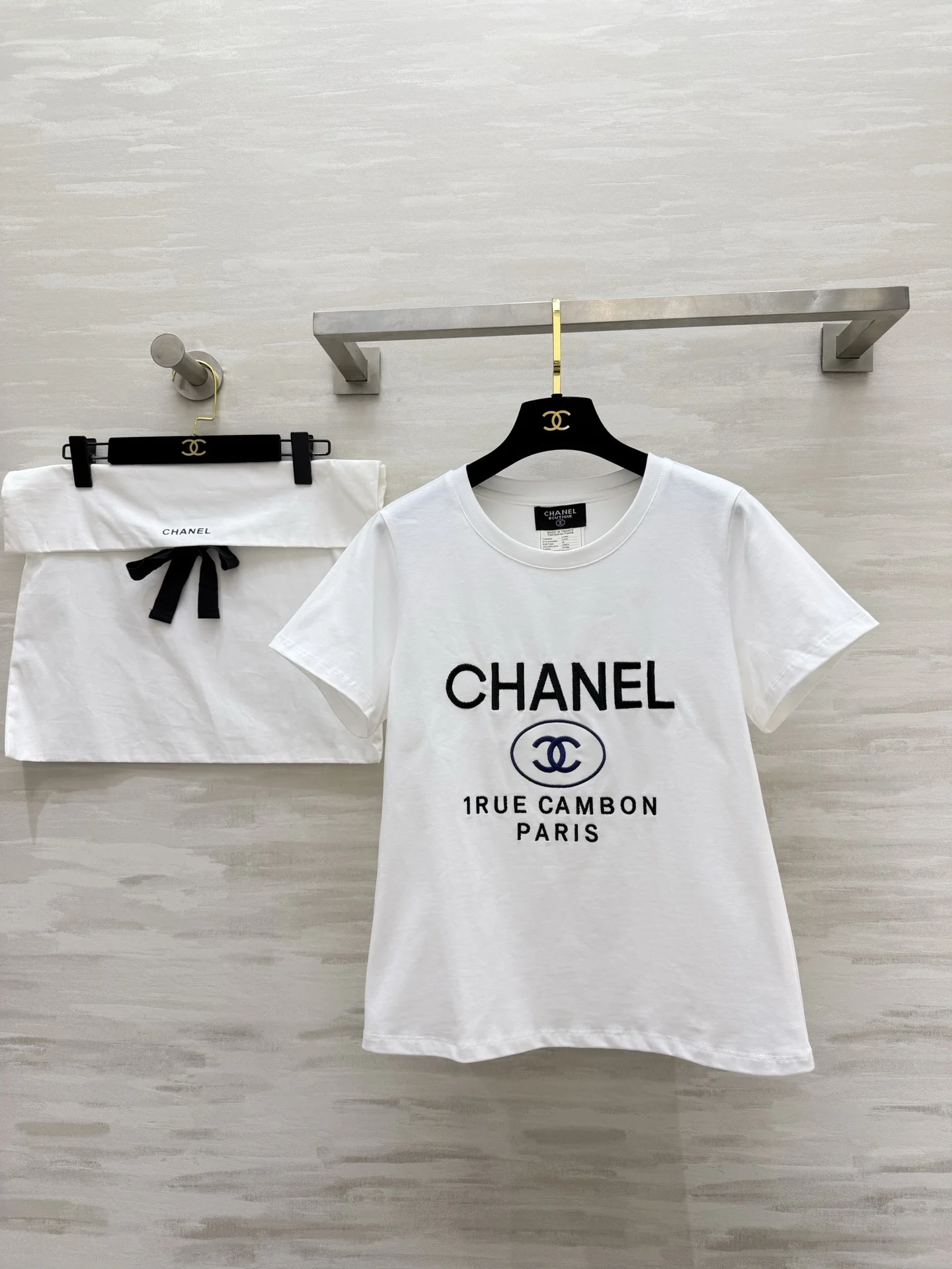 Женская футболка белая с логотипом Chanel