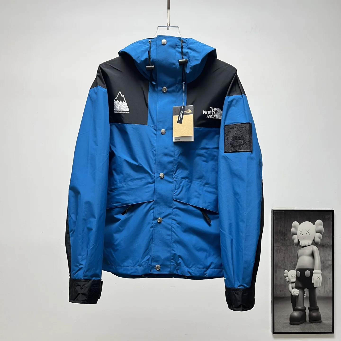 Куртка The North Face 1986 Mountain Jacket синяя с черными вставками