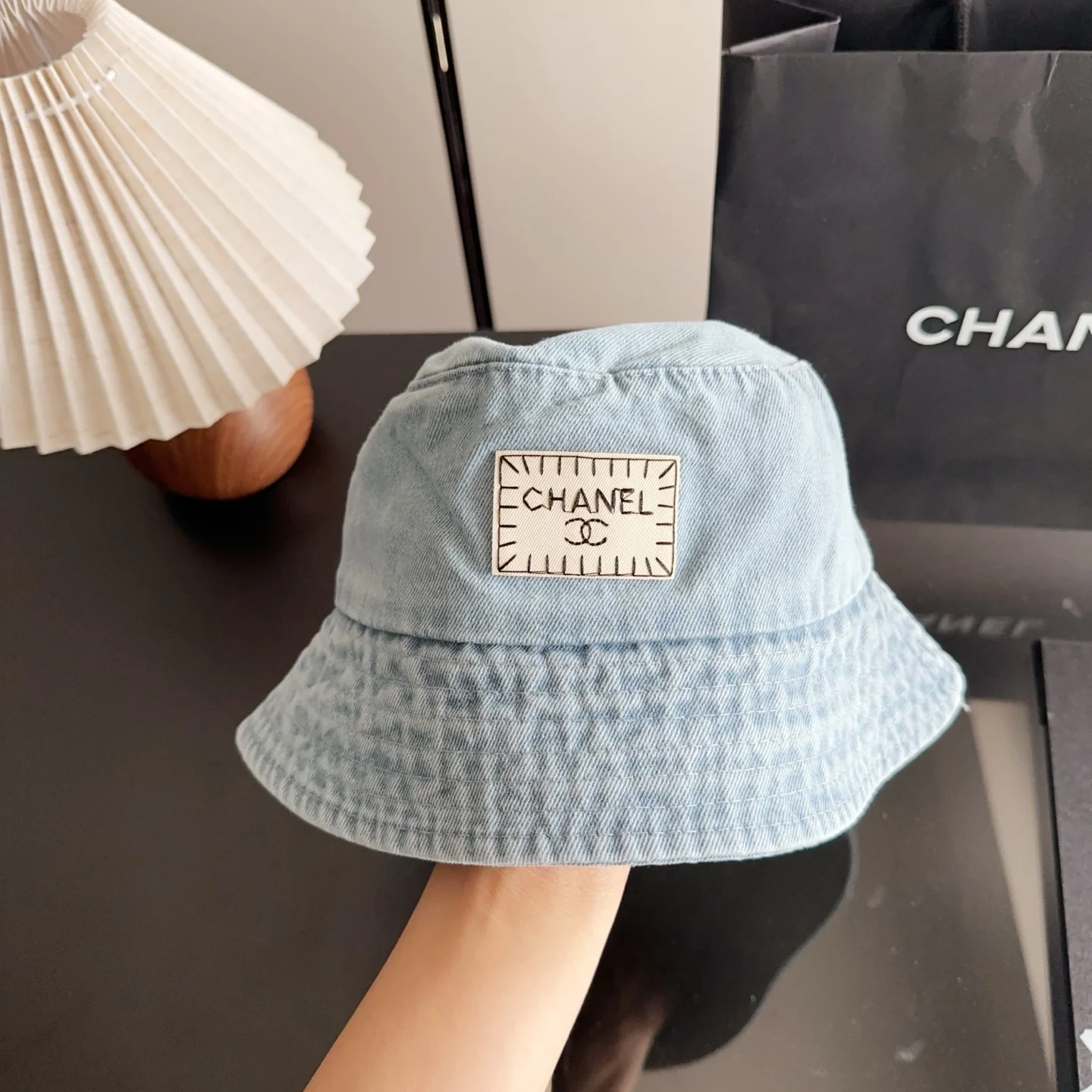 Светло-голубая джинсовая кепка с логотипом Chanel