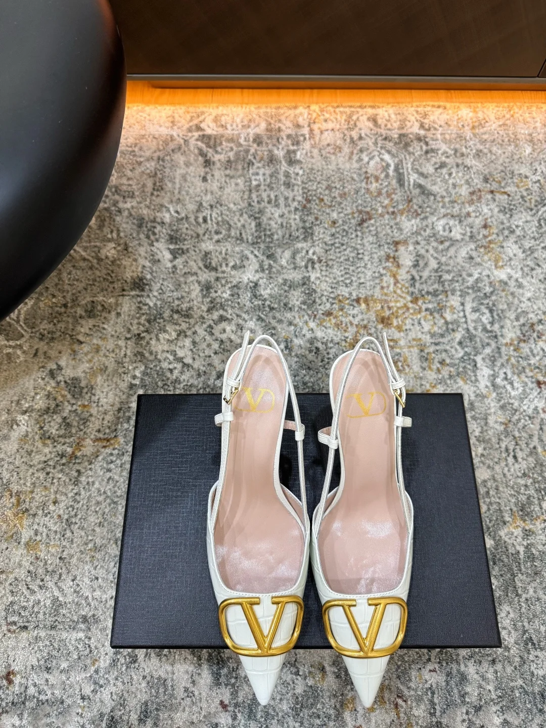 Женские туфли Valentino белого цвета с золотым декором