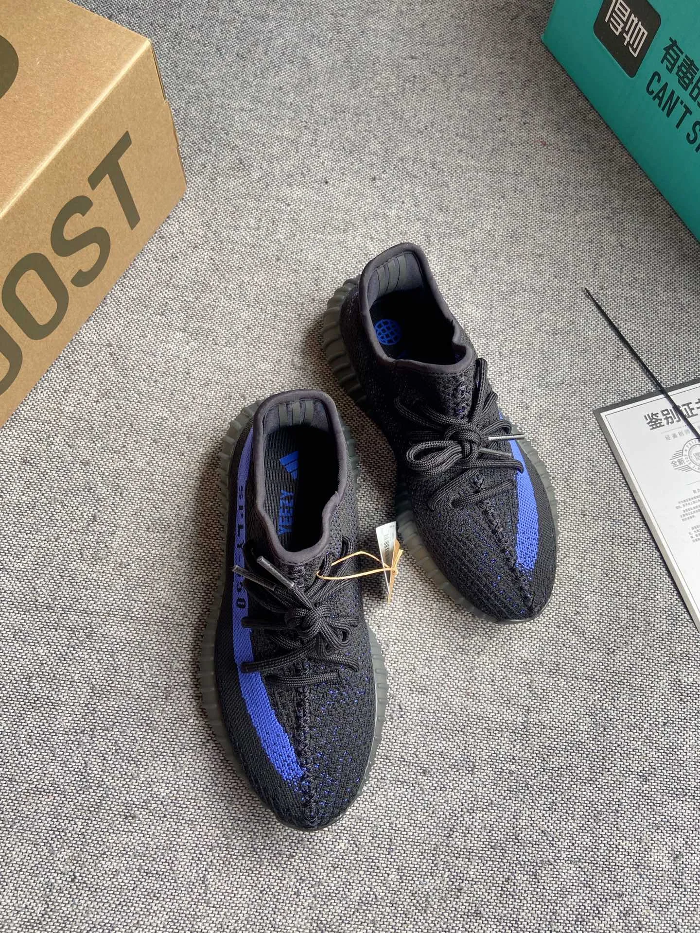 Женские кроссовки Adidas Yeezy 350 V2 тёмные - изображение 1