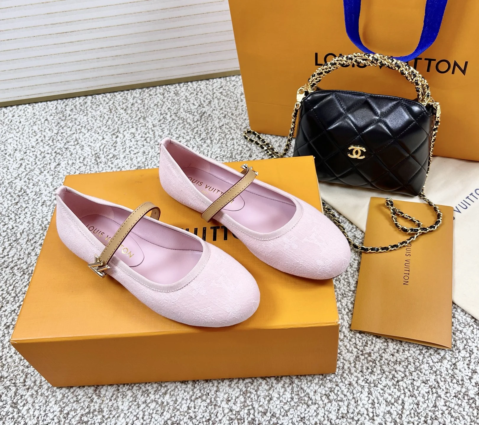 Женские балетки Louis Vuitton серии Romy с металлической пряжкой, розовые