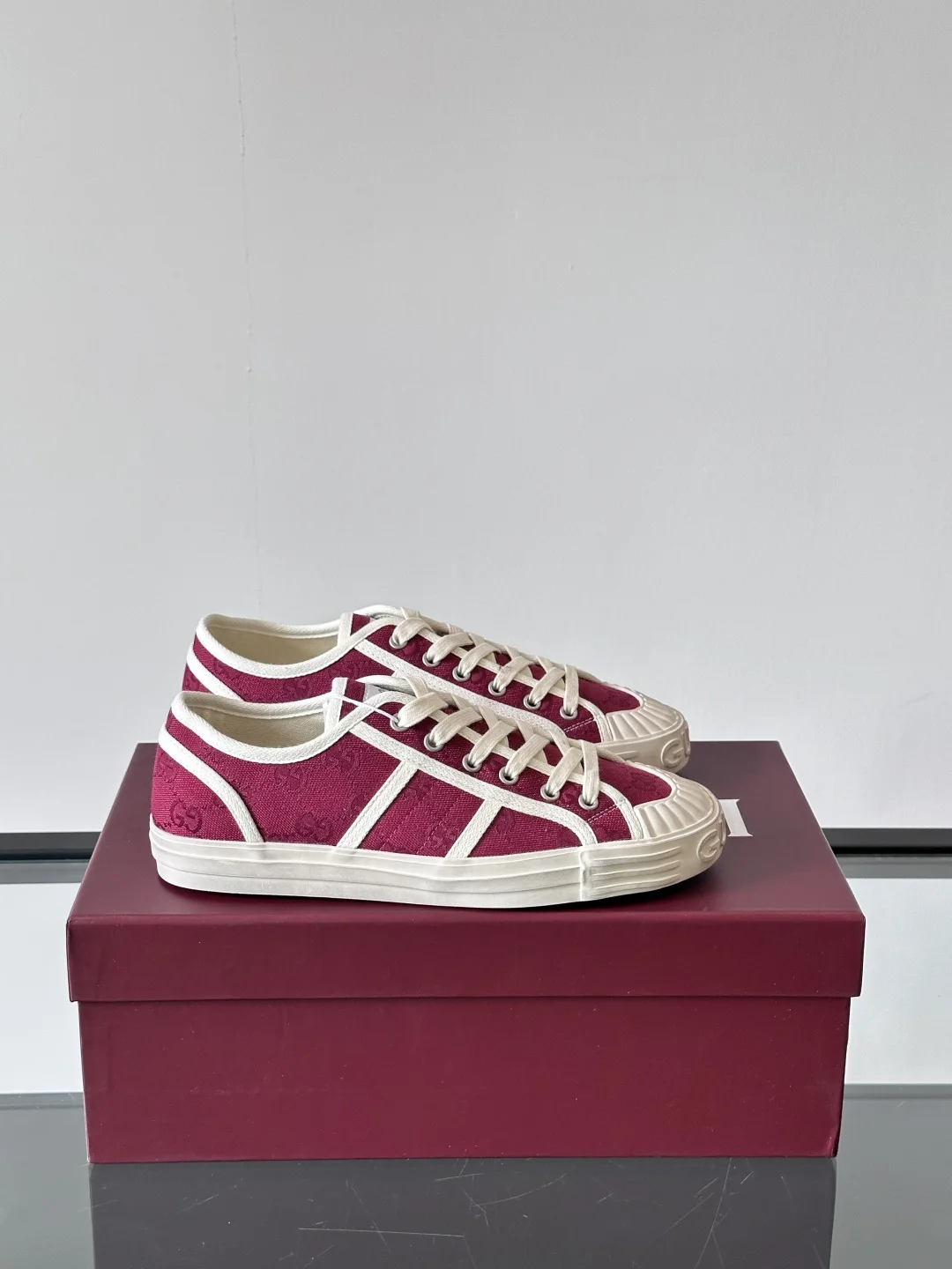 Кроссовки Gucci Tennis 1977 бордовые с белой подошвой