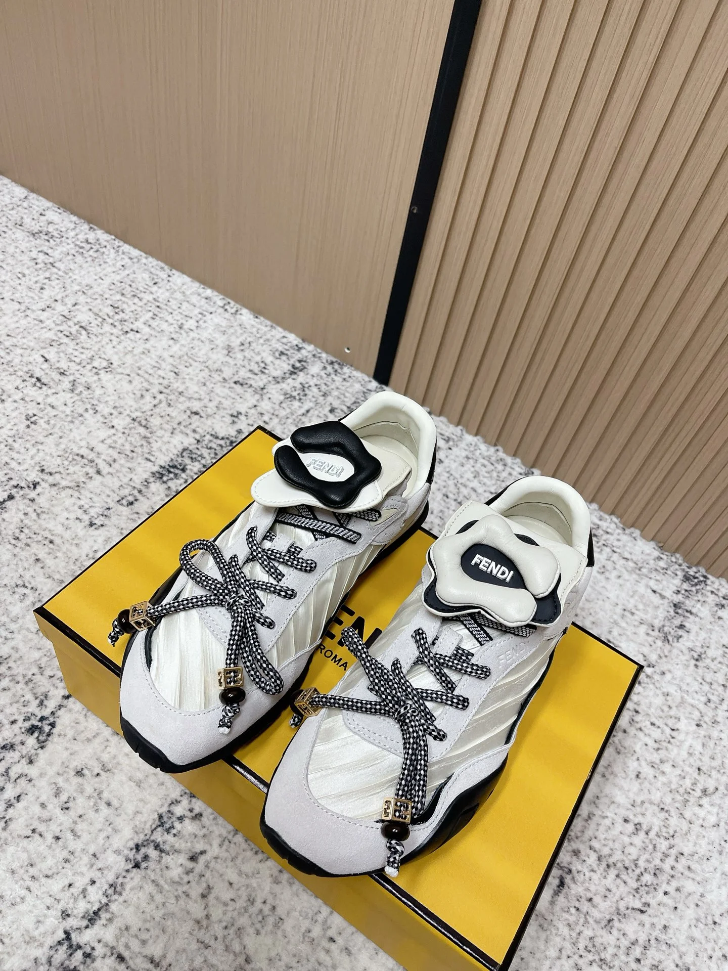 Женские кроссовки Fendi белого цвета с декоративными шнурками
