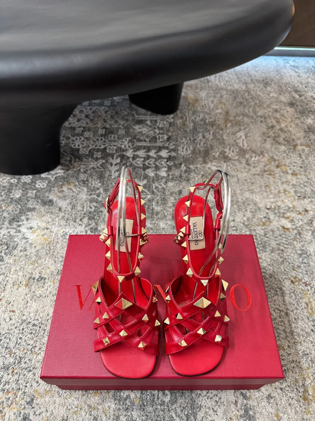 Красные туфли Valentino с заклепками - изображение 1