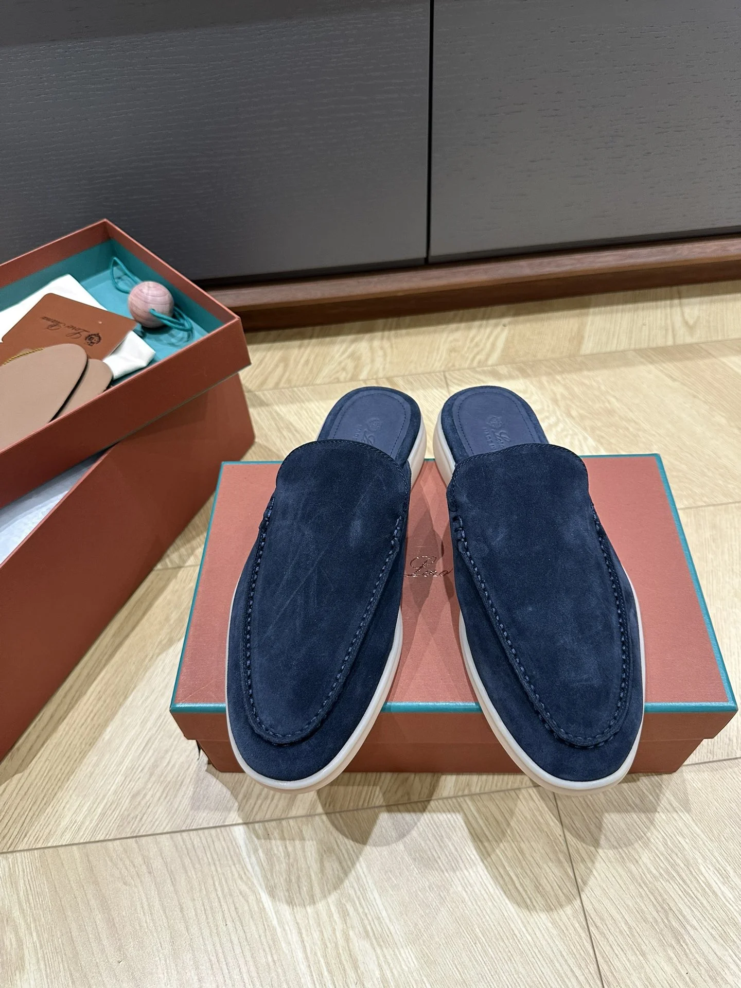 Loro Piana Замшевые мокасины с белой подошвой - изображение 1
