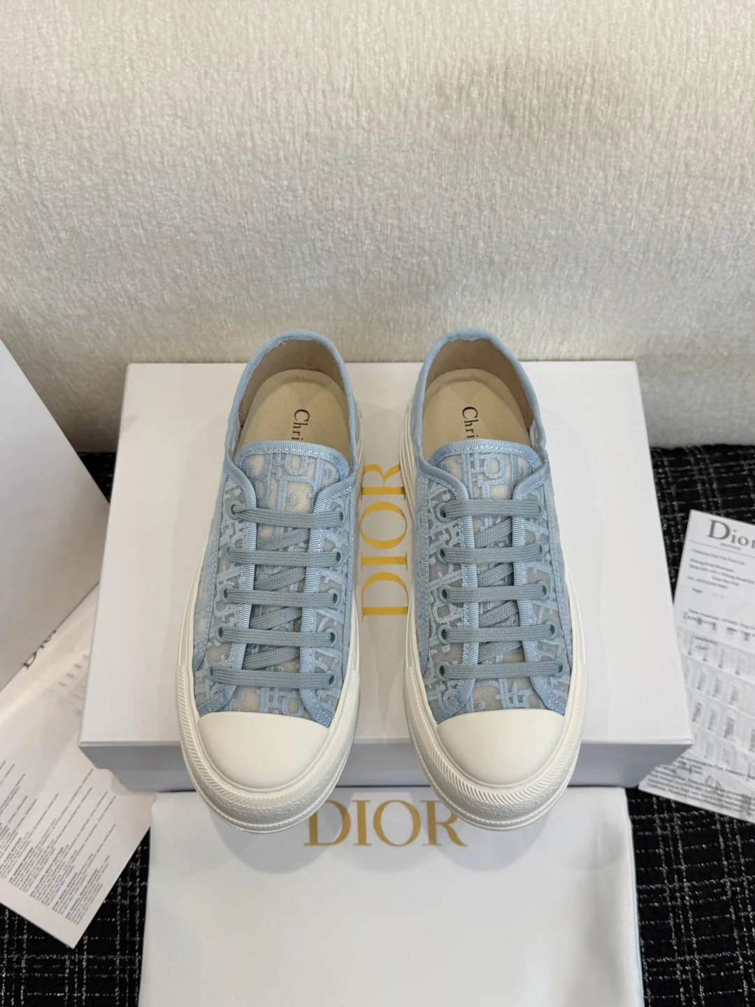 Кроссовки Dior Walk'n' с сетчатым верхом светло-голубого цвета
