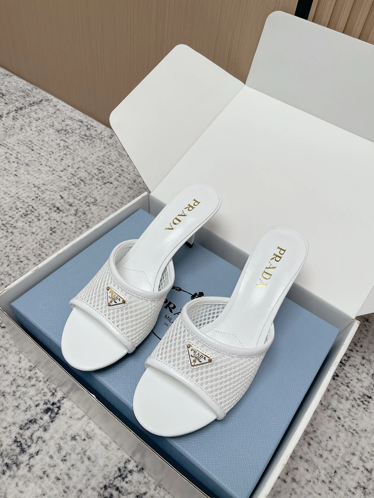 Женские белые сабо Prada с декоративной сеткой и треугольным логотипом
