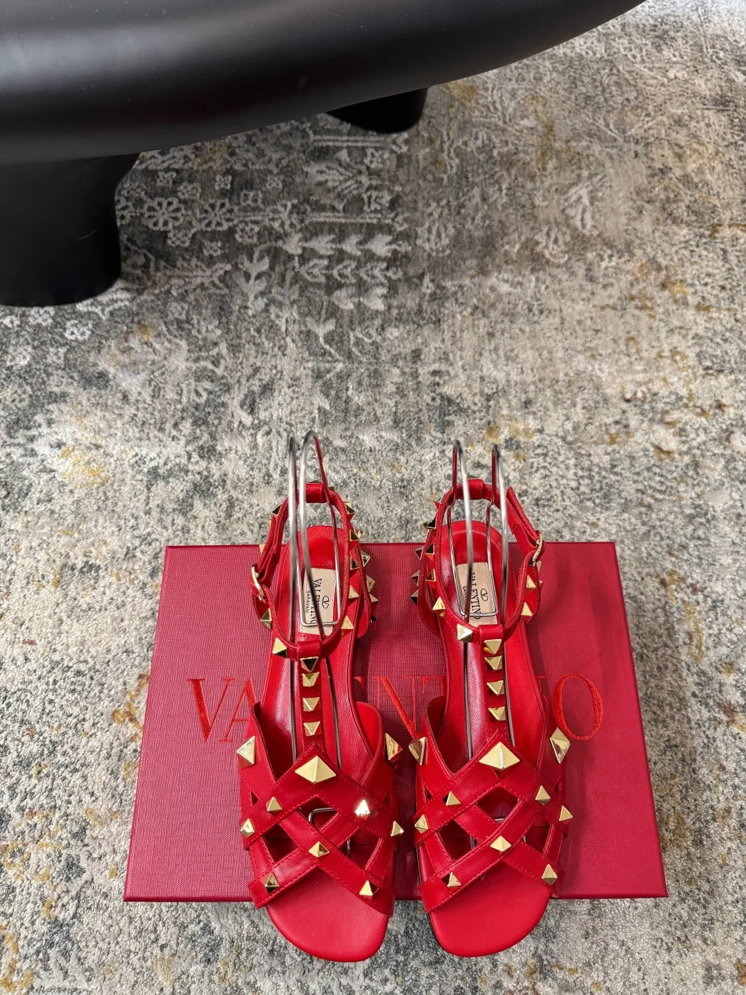 Босоножки Valentino красные кожаные с заклепками - изображение 1