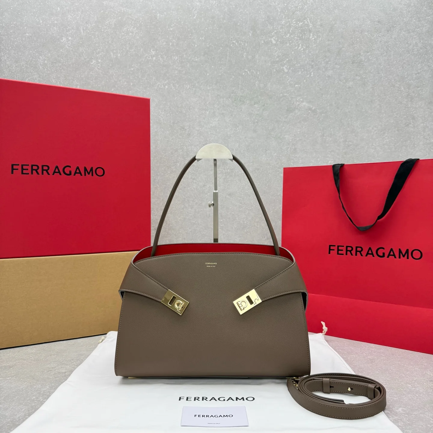 Сумка Ferragamo Hug Medium - изображение 1