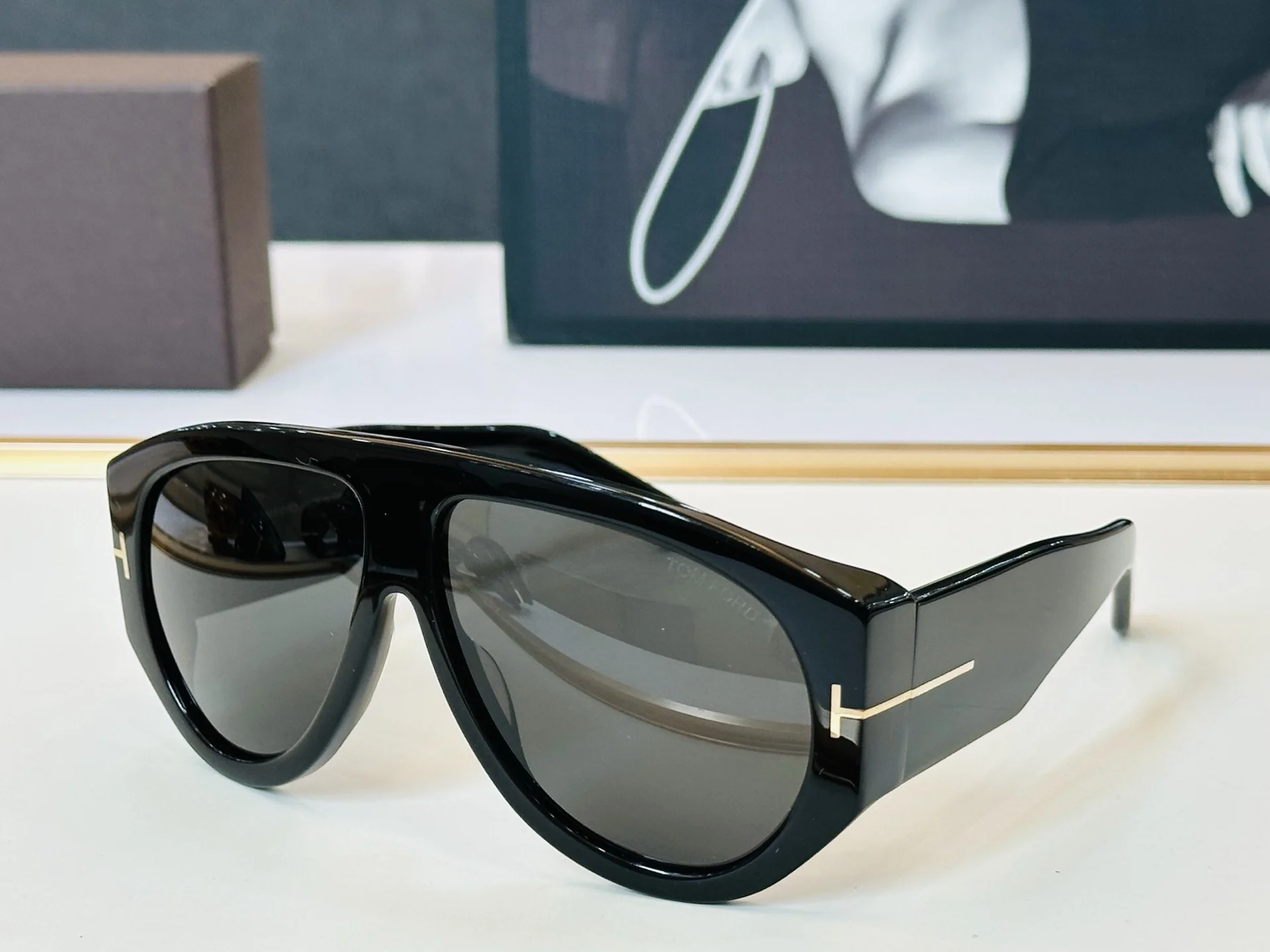 Черные солнцезащитные очки Tom Ford FT1044 - изображение 1