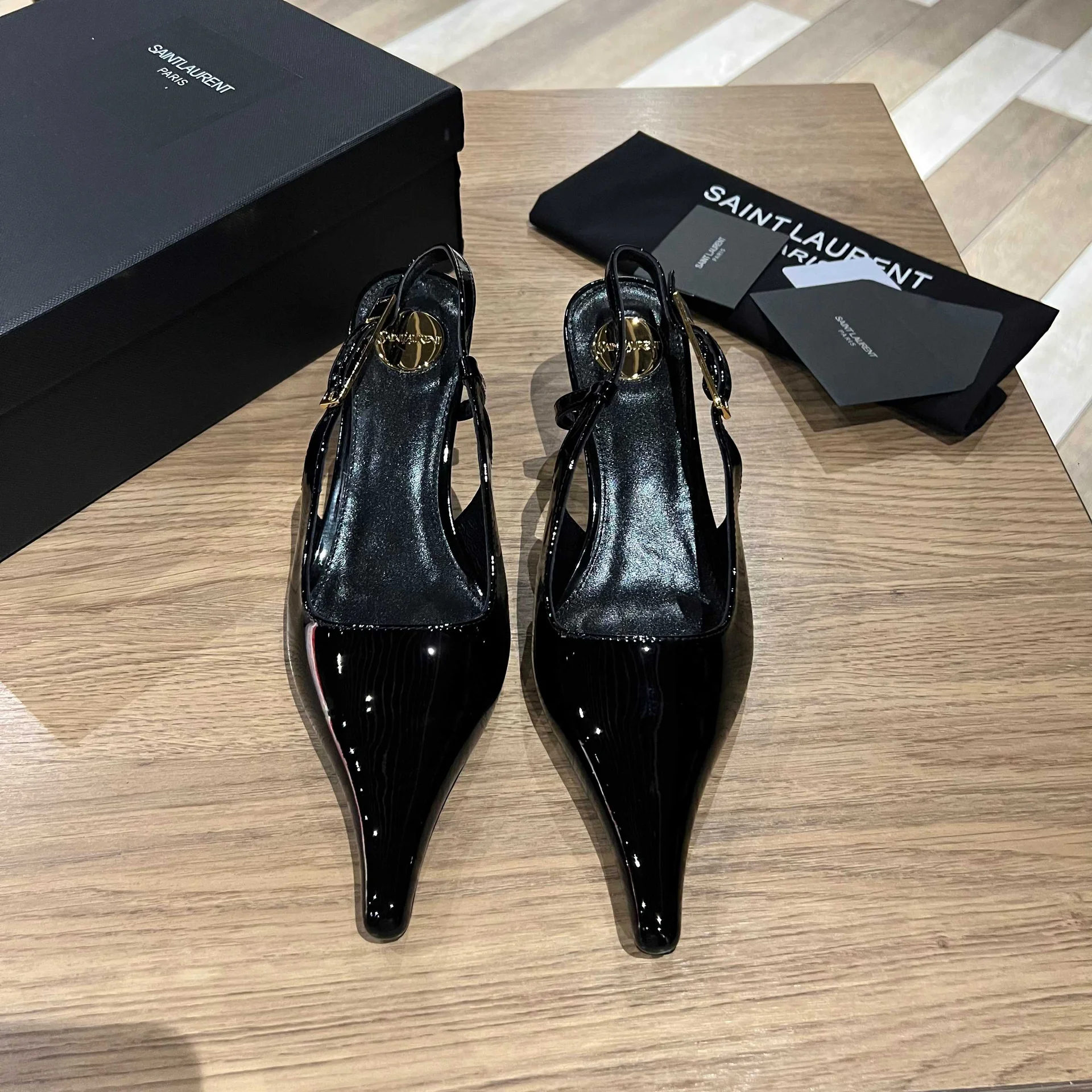 Женские туфли Saint Laurent, черные лаковые, острый носок - изображение 1