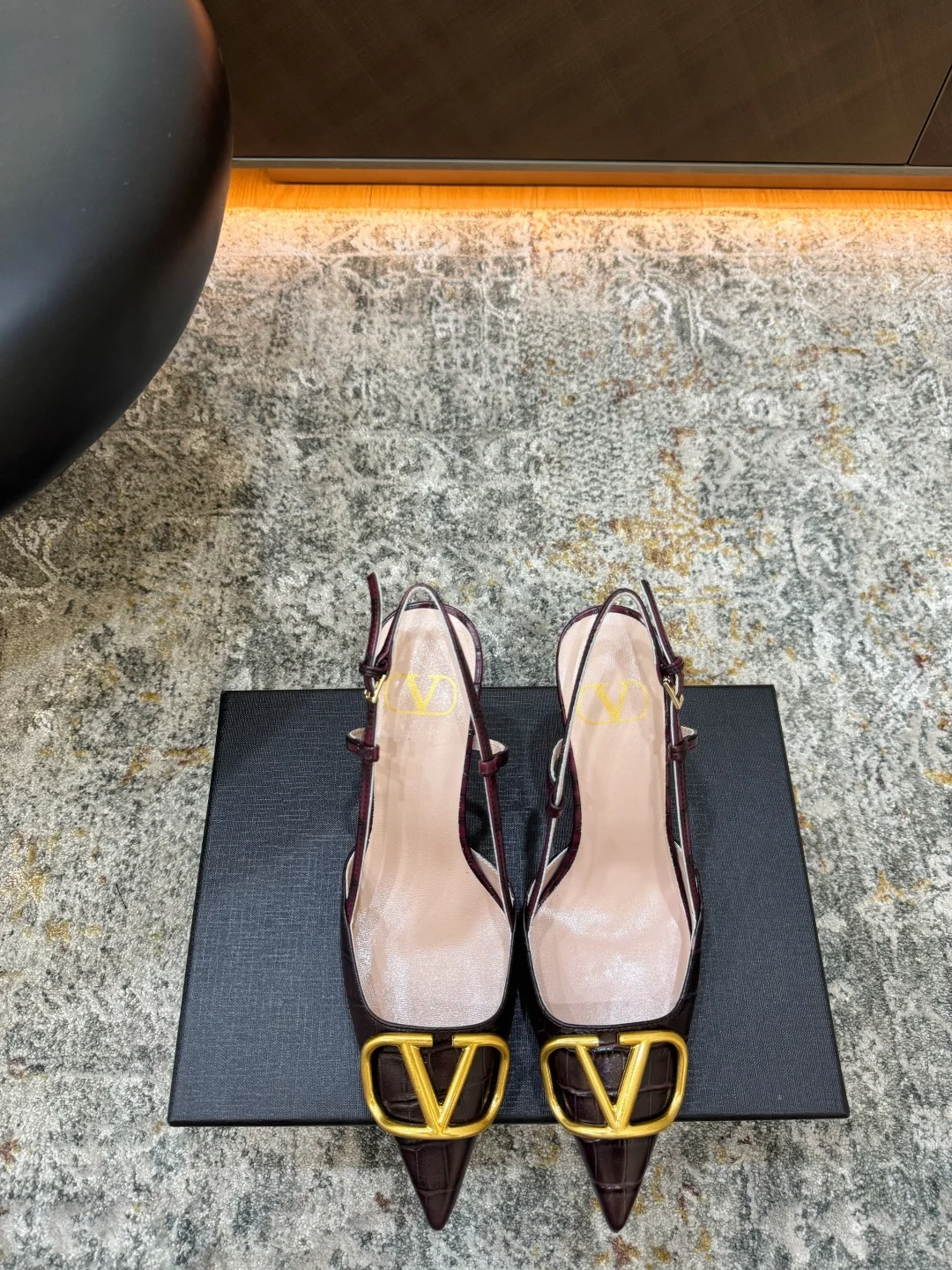 Женские туфли Valentino с остроконечным носком и пряжкой V