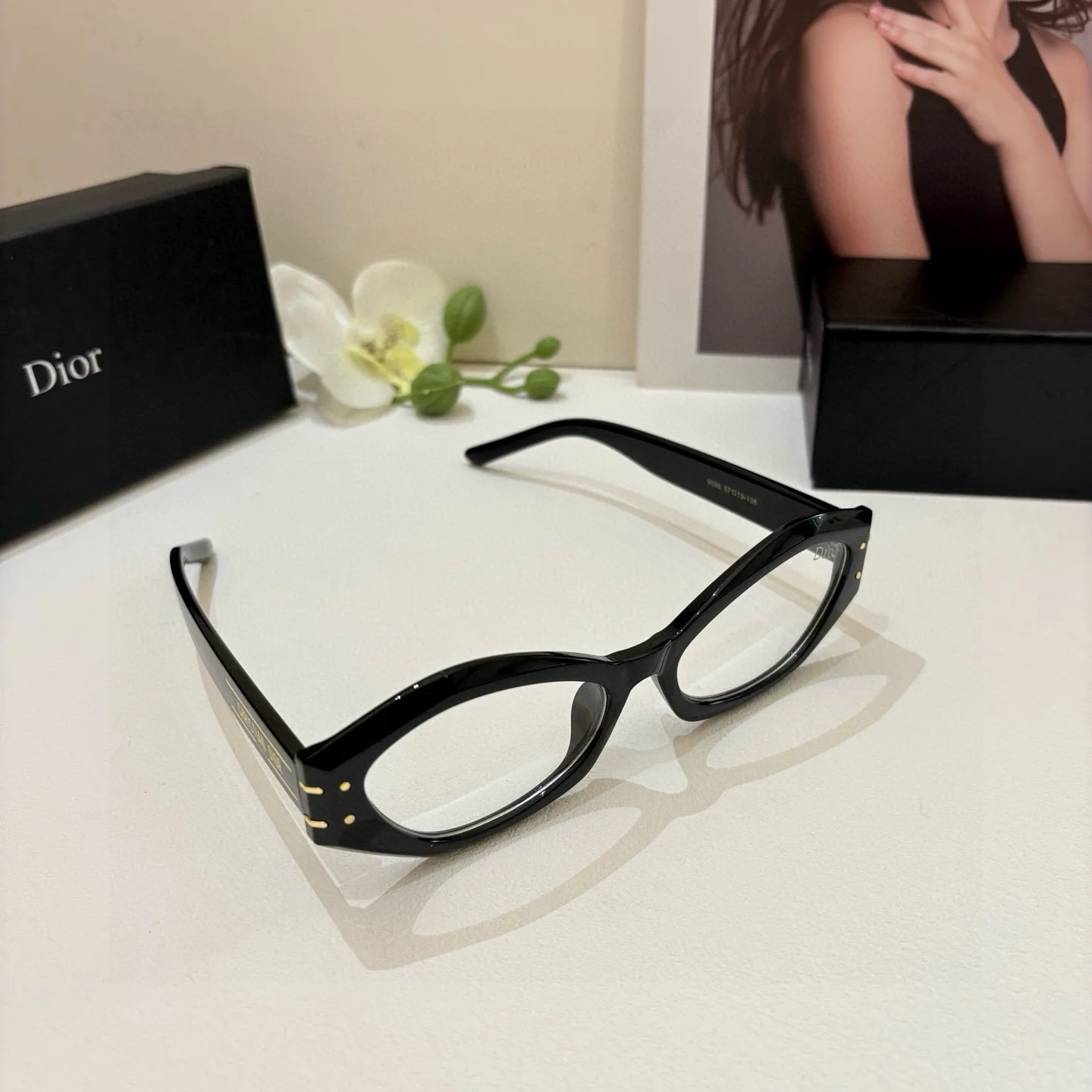 Солнцезащитные очки Dior черные с золотистыми деталями - изображение 1