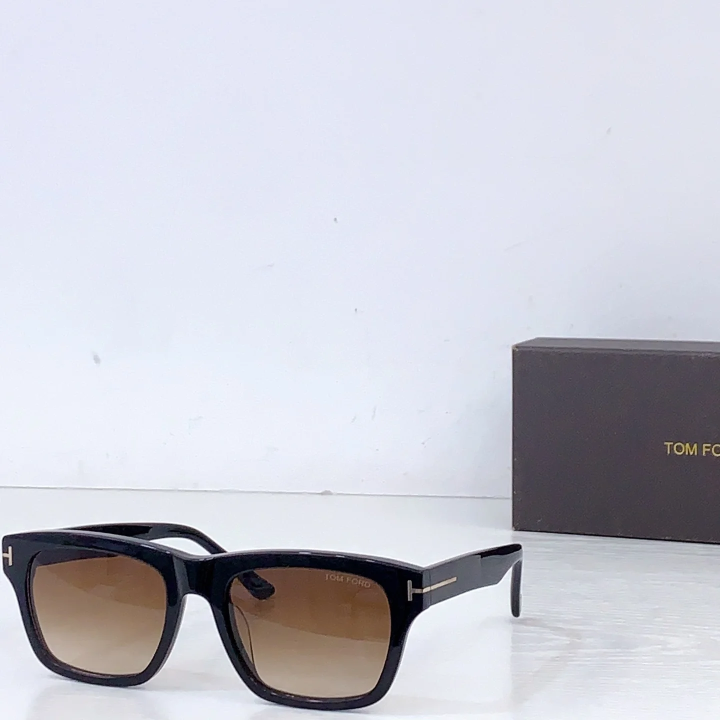 Солнцезащитные очки Tom Ford FT1303 - изображение 1