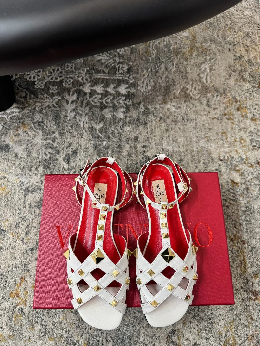 Сандалии Valentino белые с декоративными шипами - изображение 1