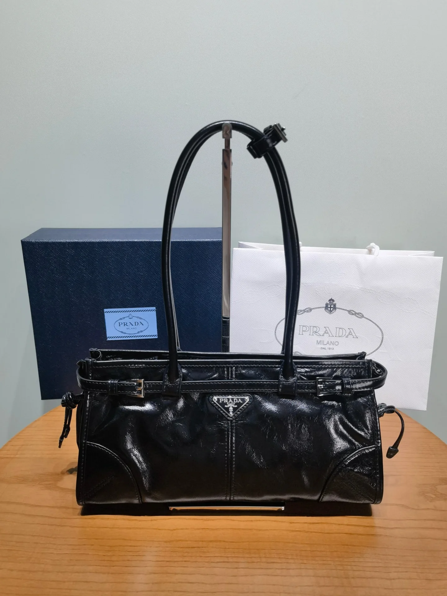 Черная женская сумка Prada из натуральной кожи - изображение 1