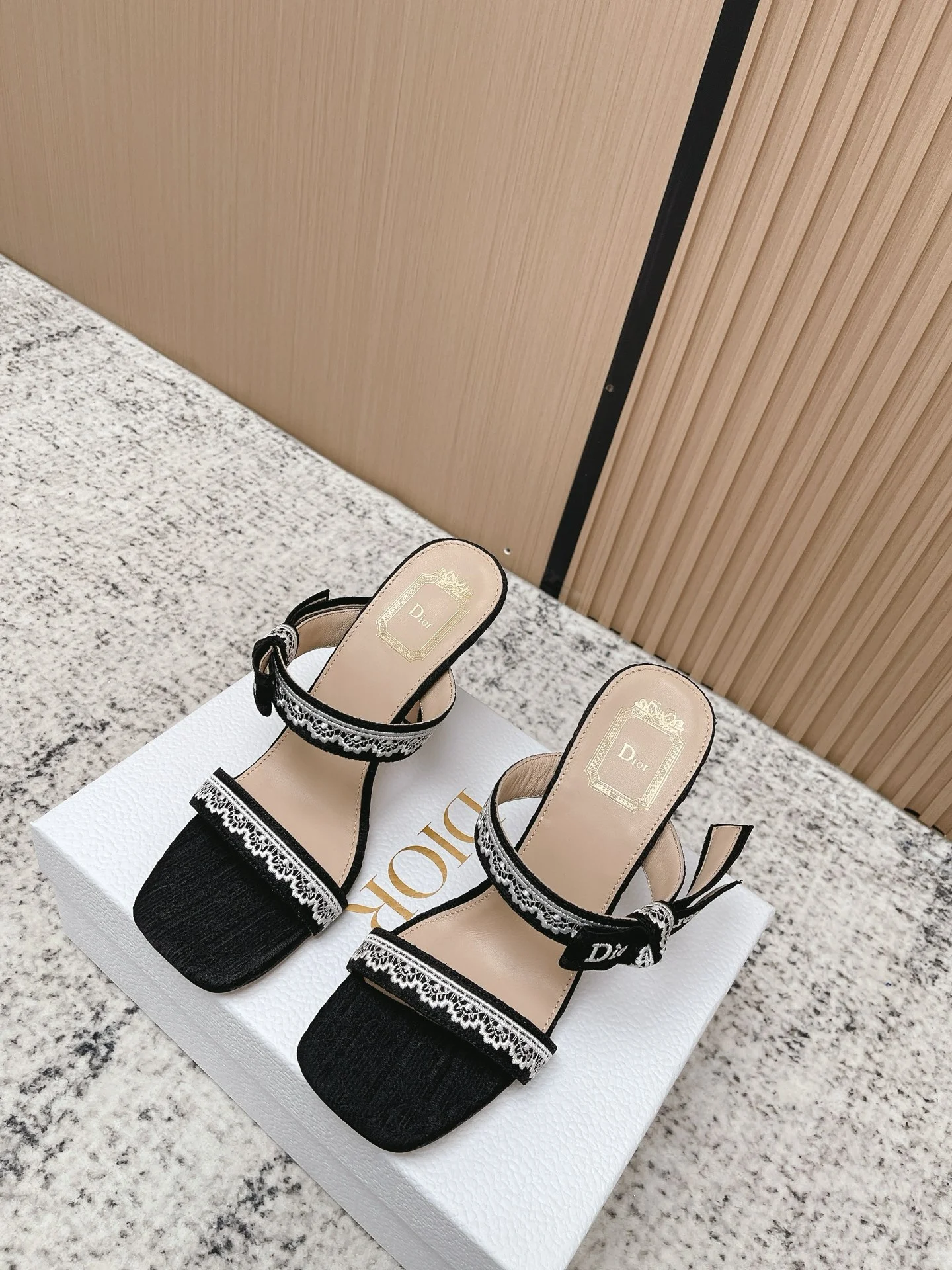 Женские туфли Dior с декоративными бретелями - изображение 1