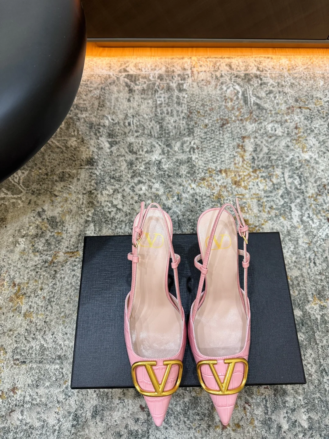 Женские туфли Valentino розовые с ремешком на щиколотке - изображение 1
