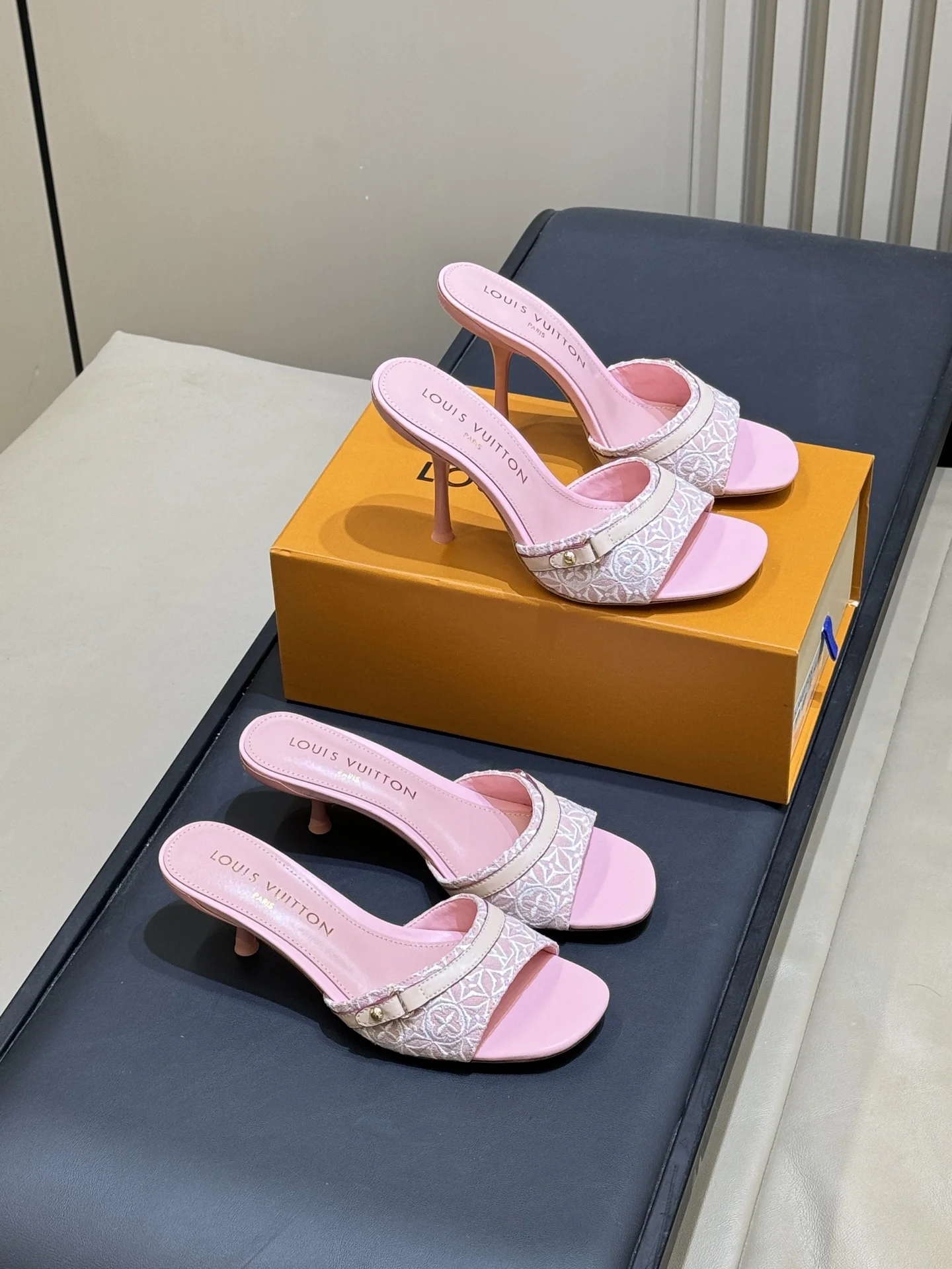 Розовые мюли Louis Vuitton с цветочным узором - изображение 1