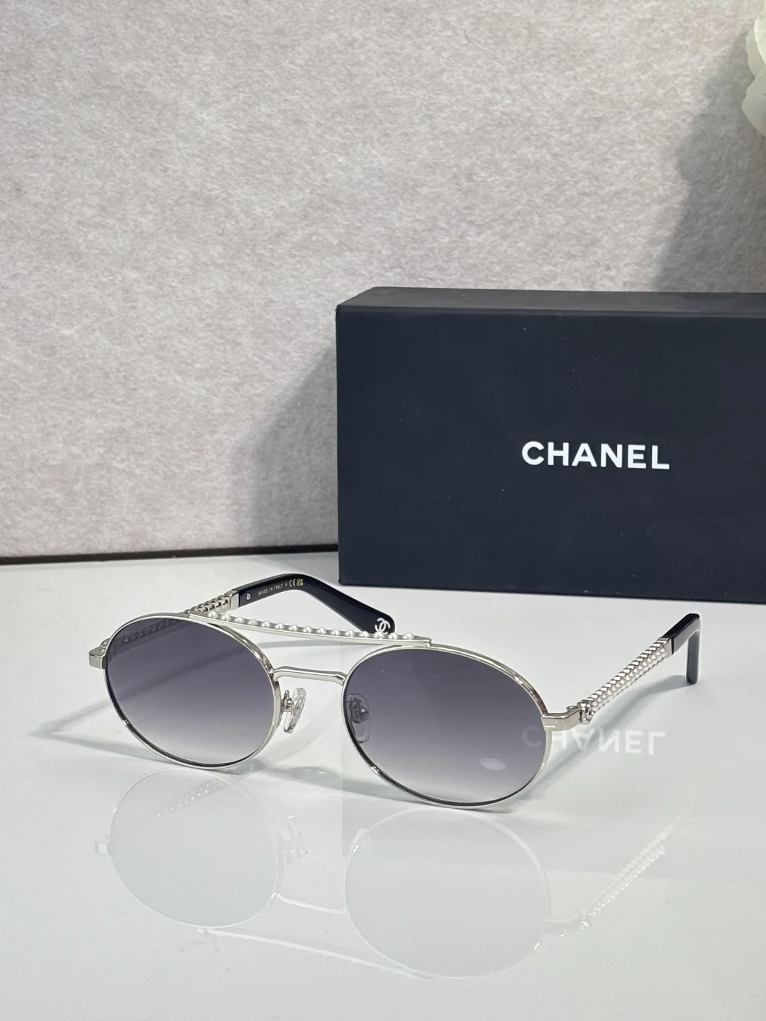 Солнцезащитные очки Chanel серебристые с жемчужным декором - изображение 1