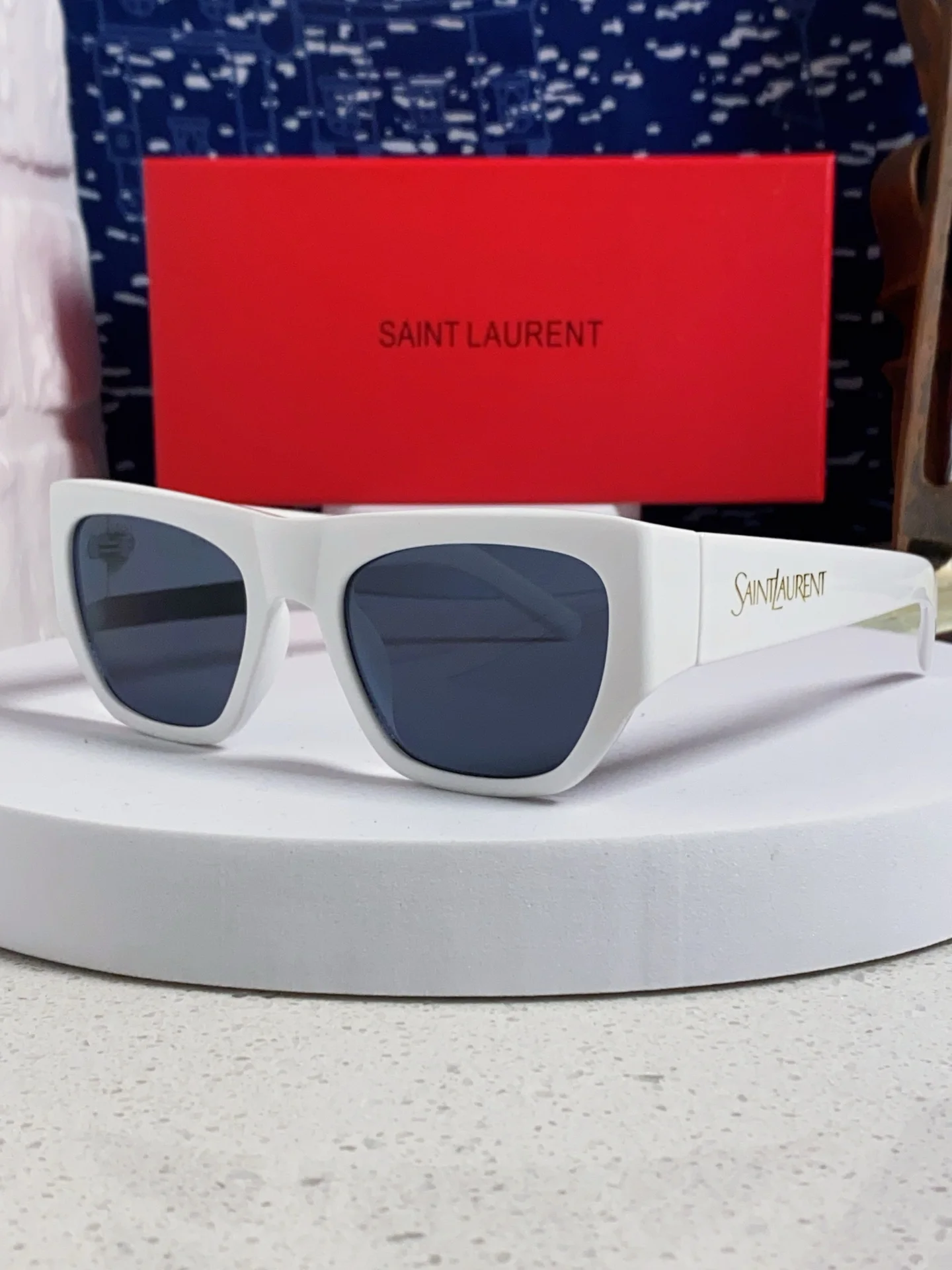 Женские солнцезащитные очки Saint Laurent с квадратной оправой, белый цвет