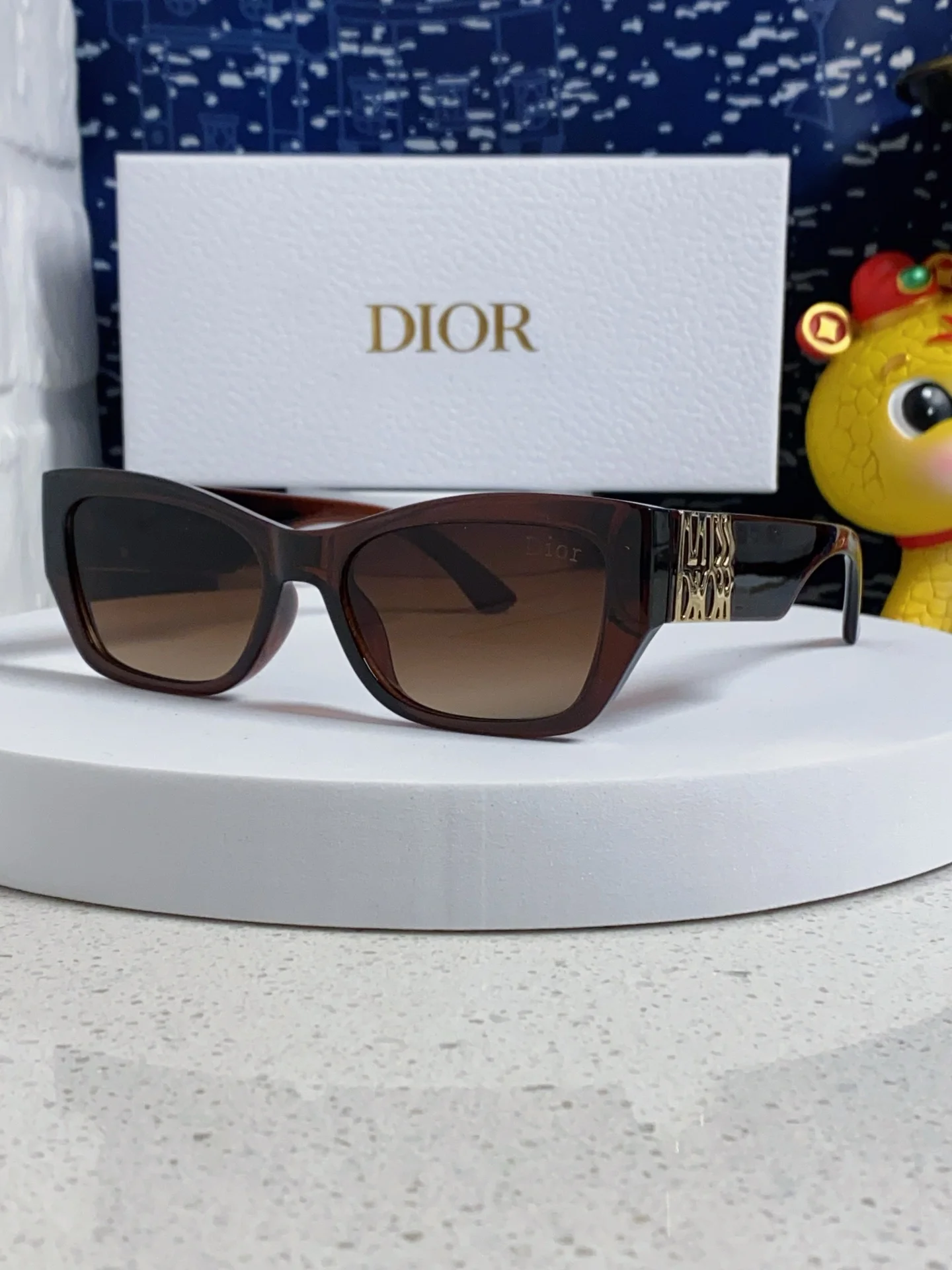 Солнцезащитные очки Dior Miss Dior - изображение 1