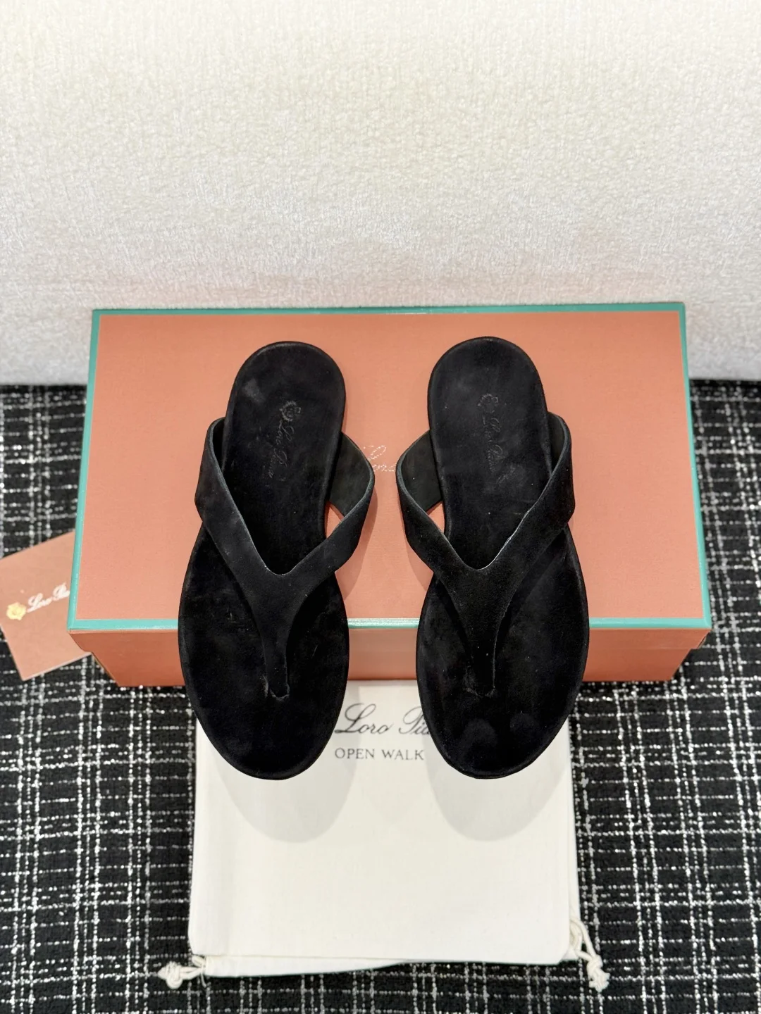 Сандалии Loro Piana женские замшевые черные - изображение 1