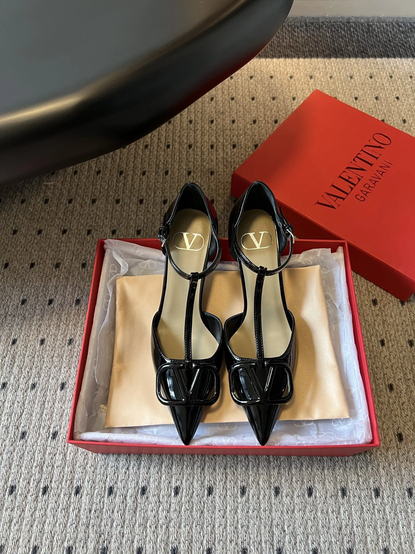 Женские туфли Valentino с логотипом V