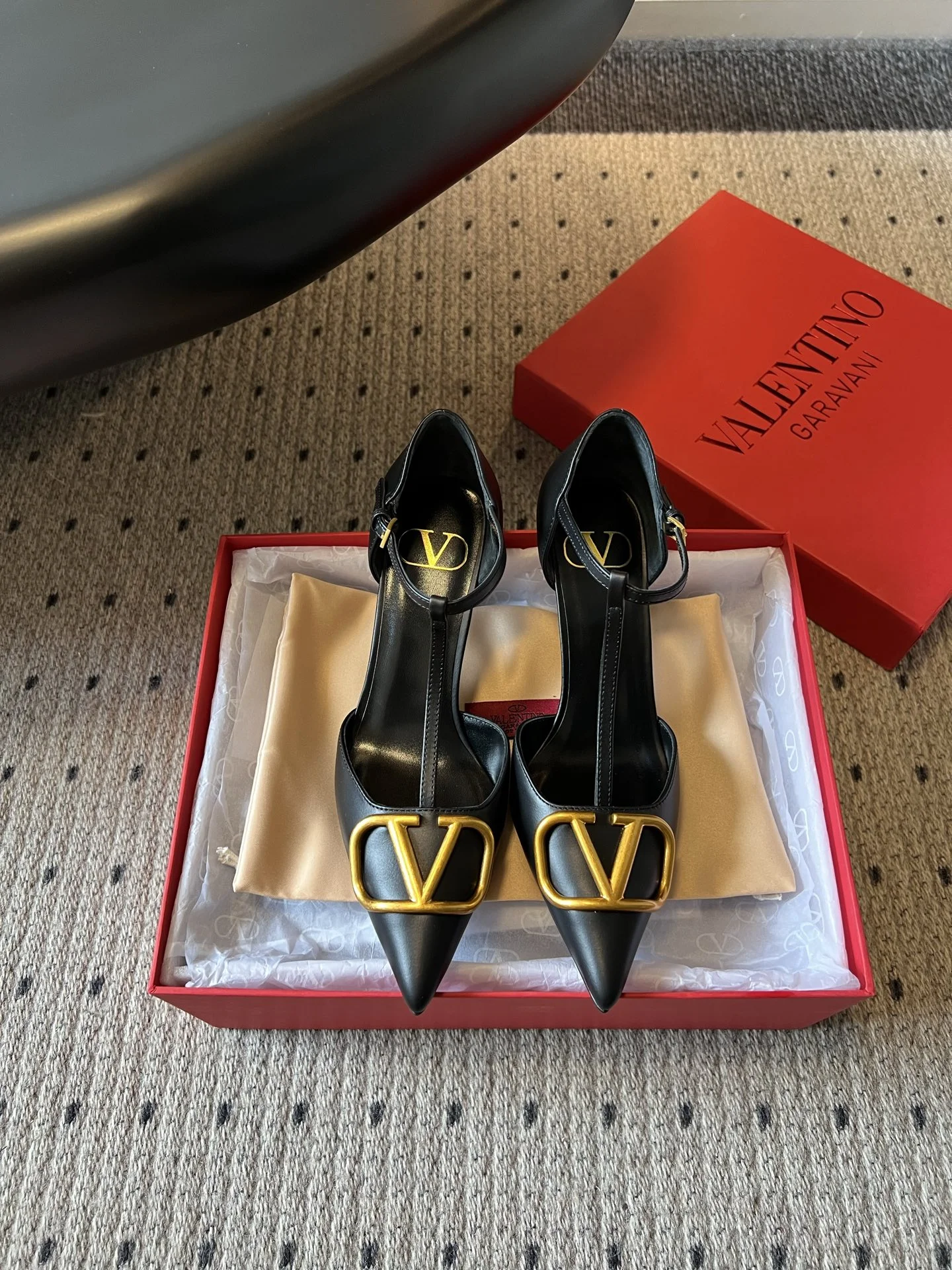 Женские туфли Valentino с ремешком и декором V
