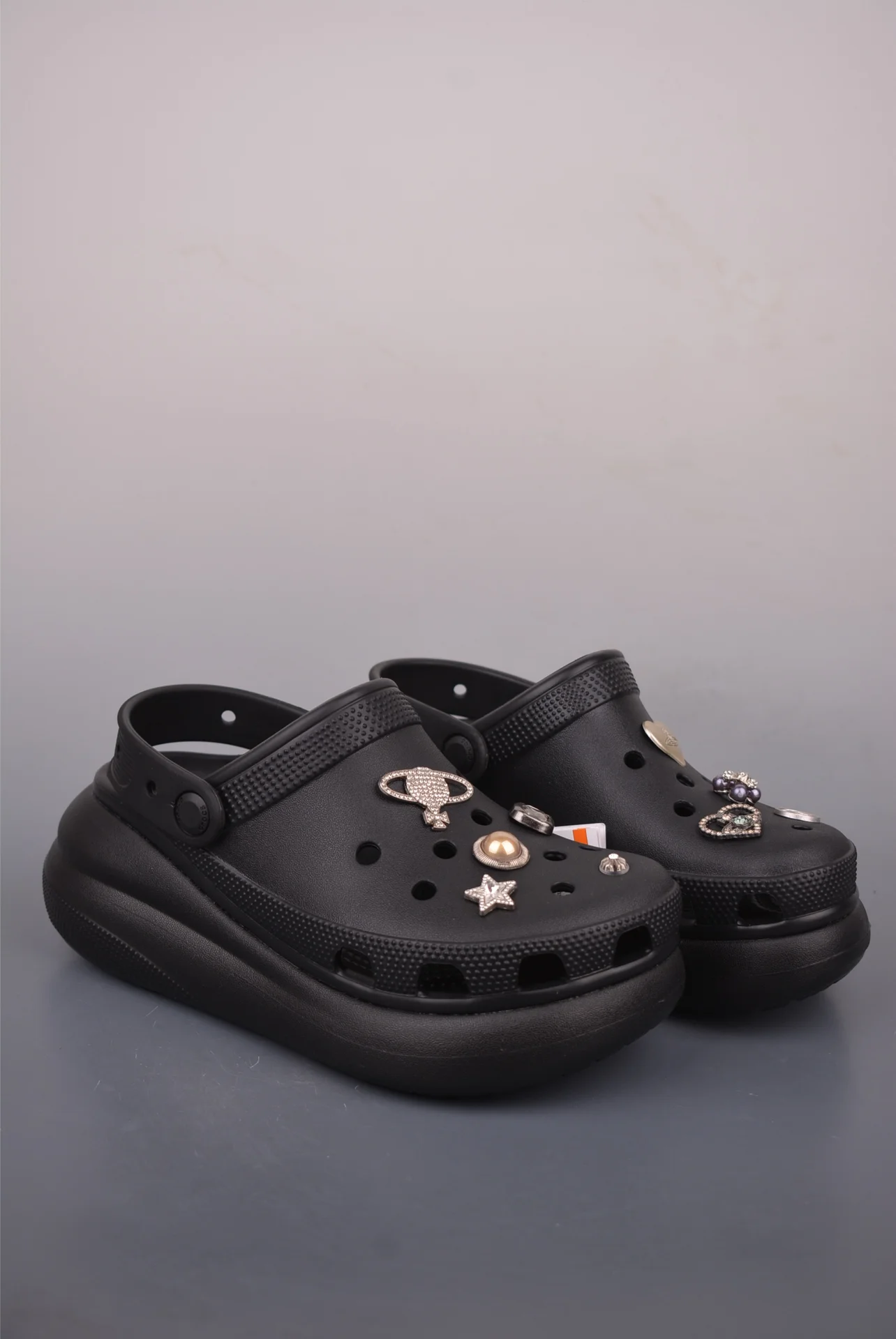 Сандалии Crocs с платформой и украшениями - изображение 1