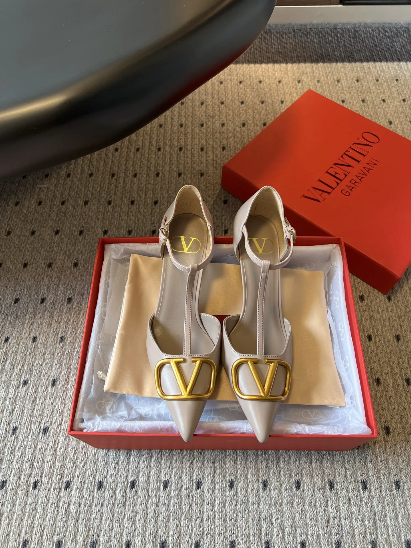 Туфли женские Valentino с ремешком и V-заглушкой - изображение 1