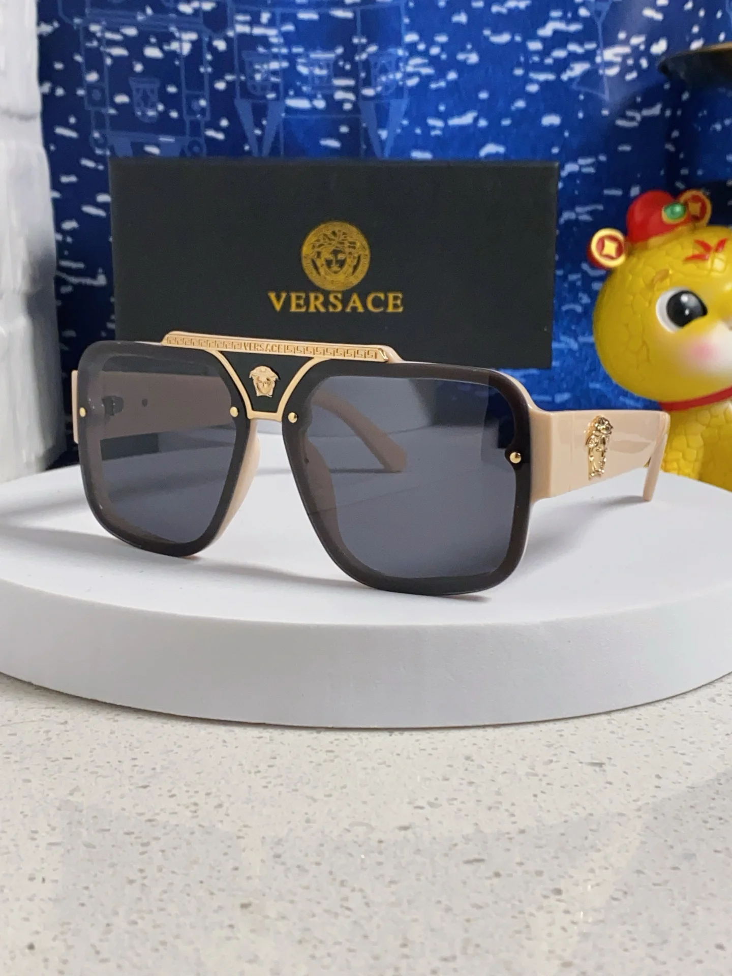 Солнцезащитные очки Versace больших размеров - изображение 1